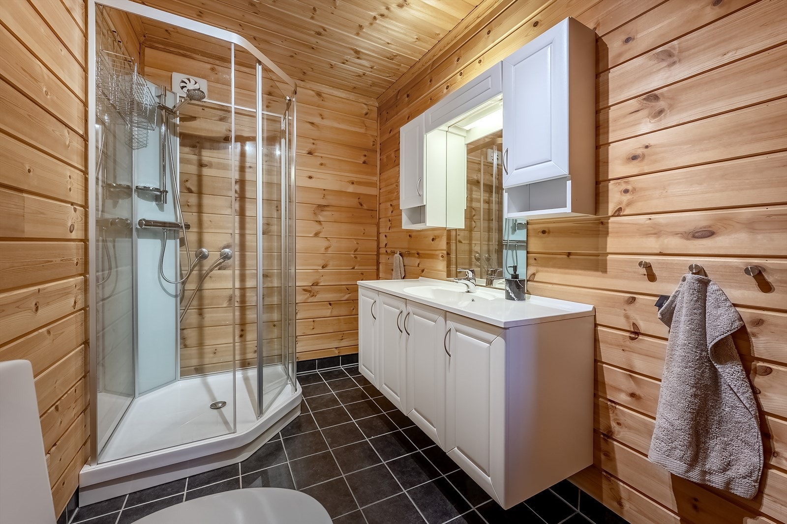 Badet er utstyrt med wc, dusjkabinett og baderomsinnredning Galleribilde