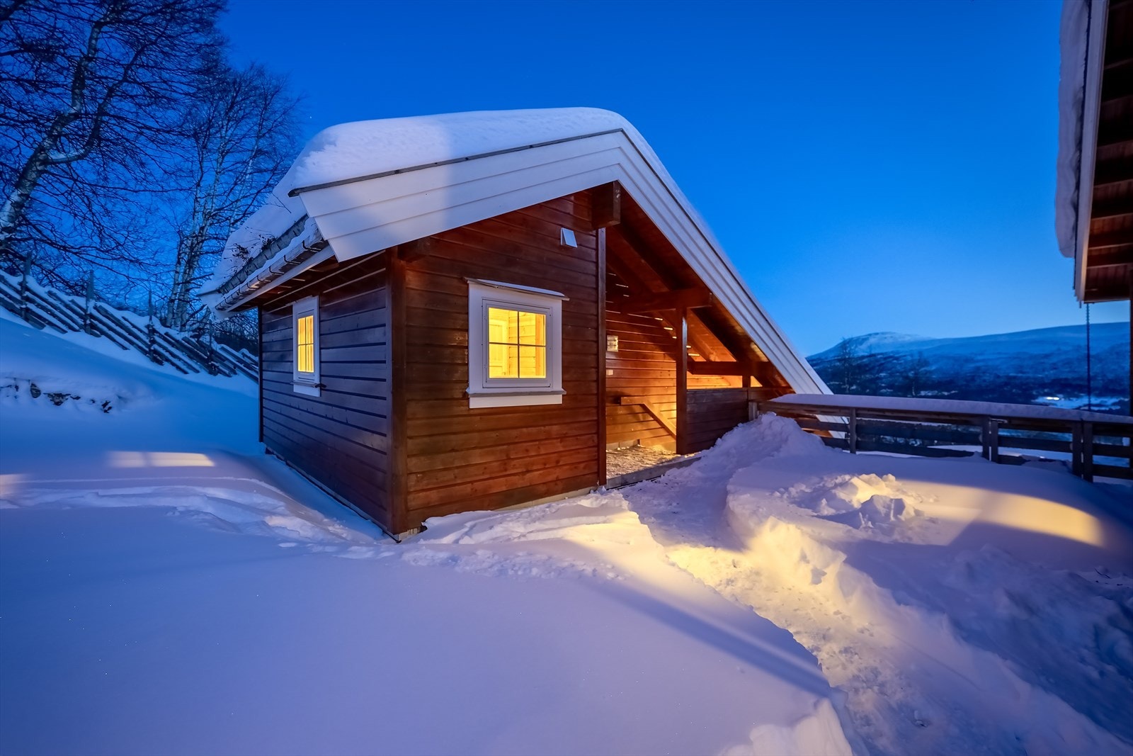 Anneks med garasje ble oppført i 2014 - Takoverbygd trapp fra gårdsplass til inngangsnivå er svært praktisk vinters tid Galleribilde