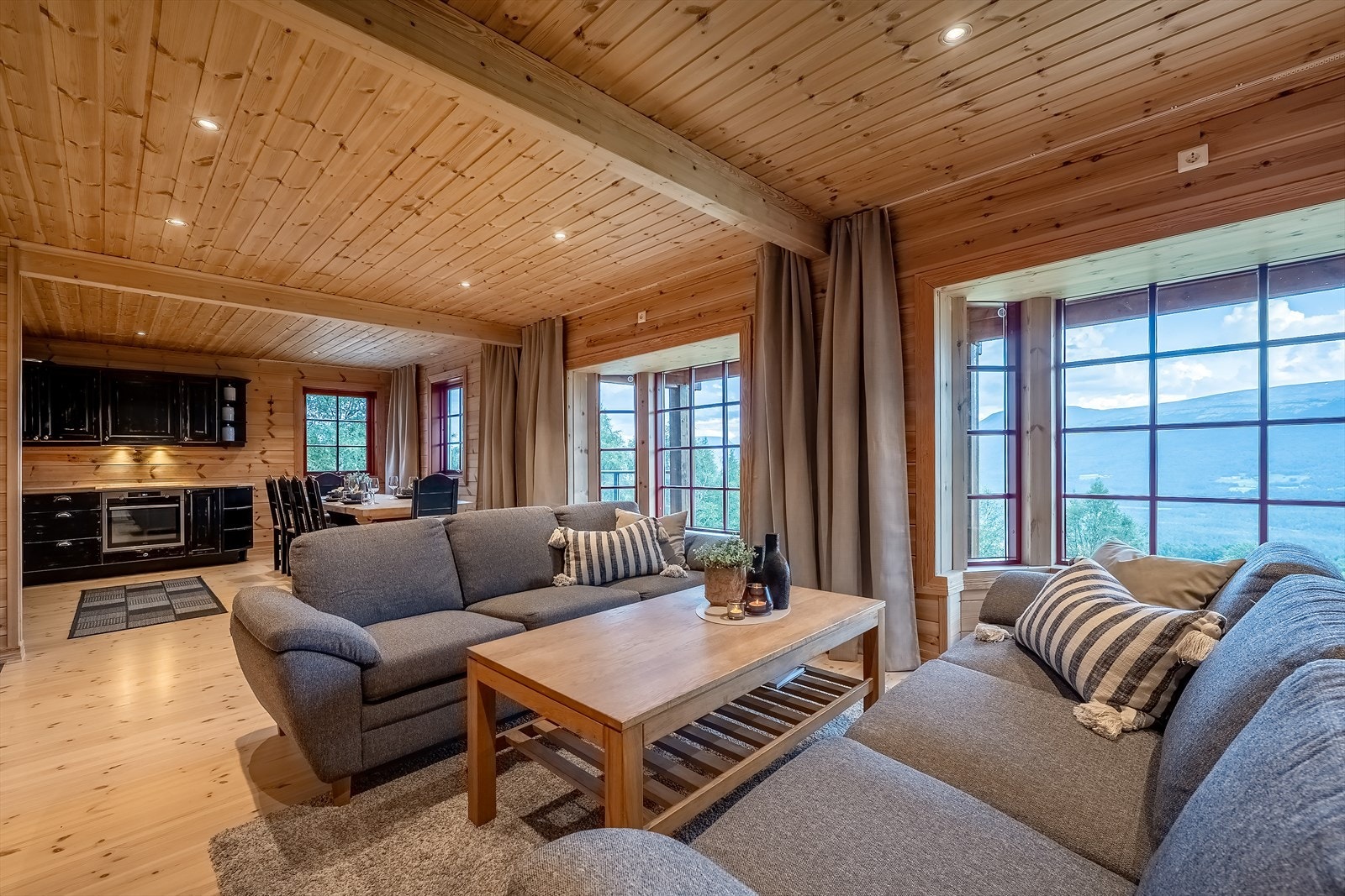 Stue med to karnappvindu som gir både god utsikt og godt lys i rommet Galleribilde