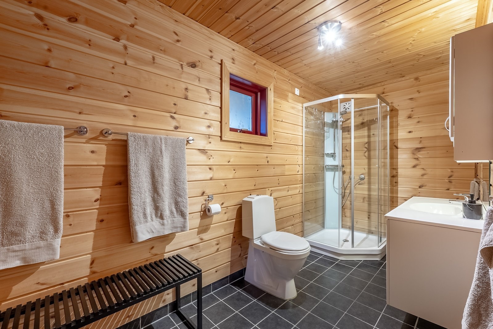 Badet har flislagt gulv med undervarme Galleribilde