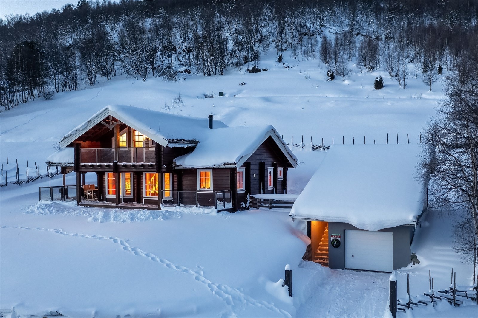 Hyttas plassering og tomtens beskaffenhet gjør at eiendommen oppleves usjenert med begrenset innsyn Galleribilde