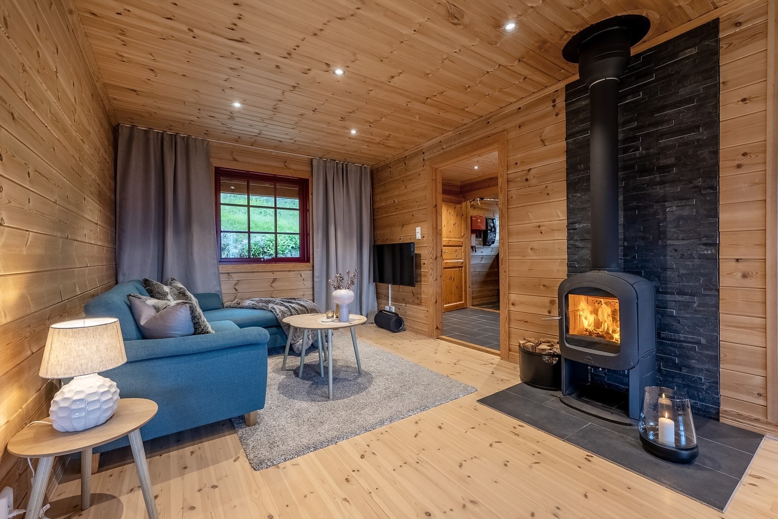 En hyggelig tv-krok med peisovn Galleribilde