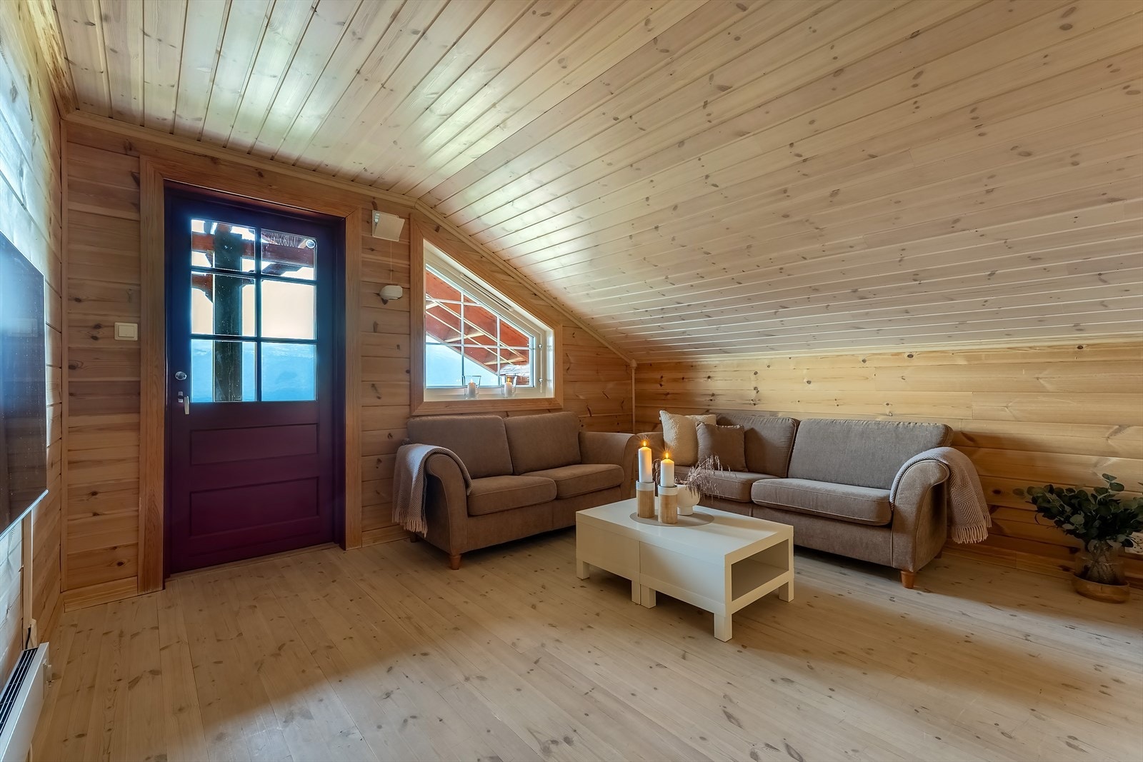 Loftstue med utgang til takoverbygd balkong Galleribilde