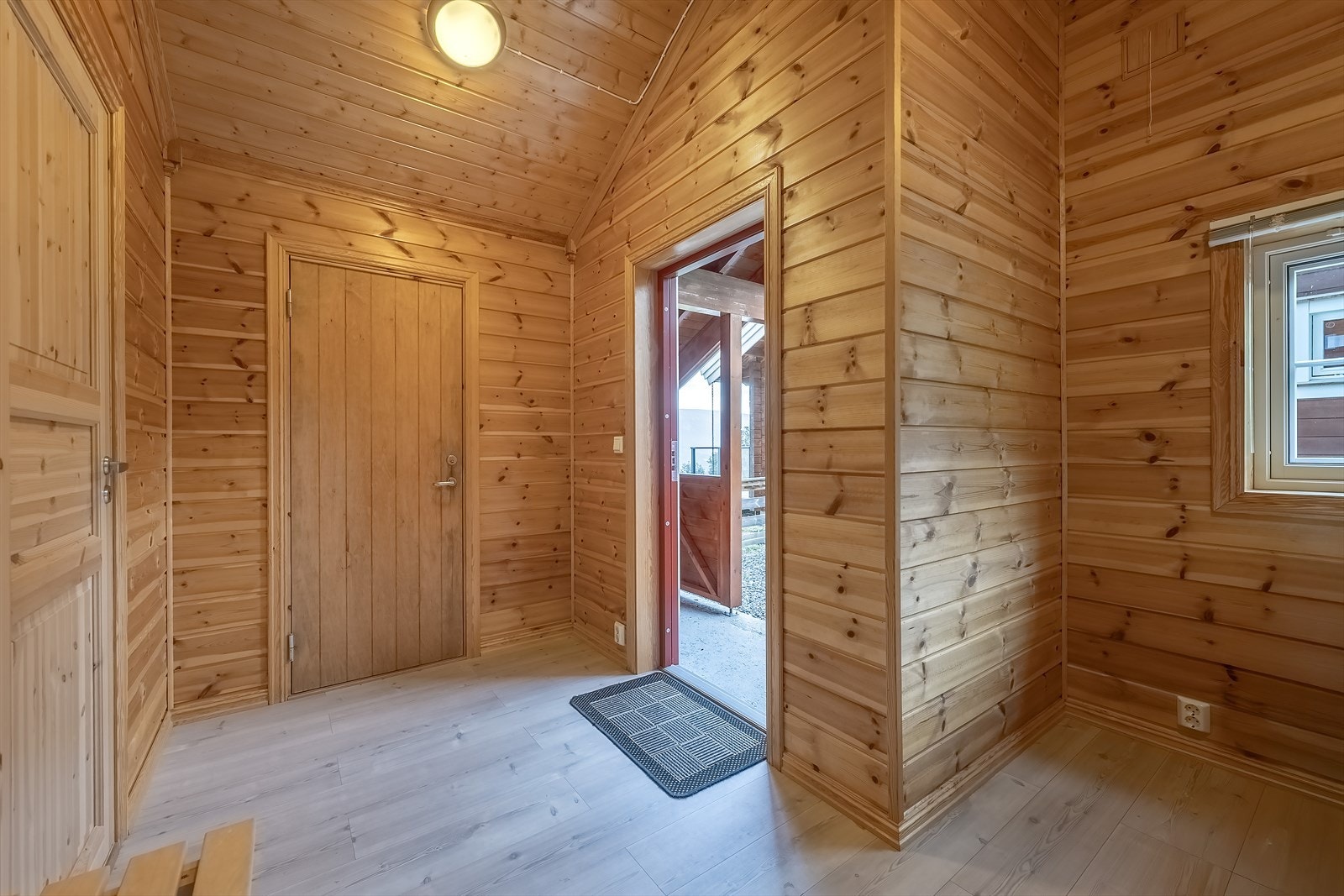 Annekset har oppholdsrom/soverom, bad med badstu og bod Galleribilde