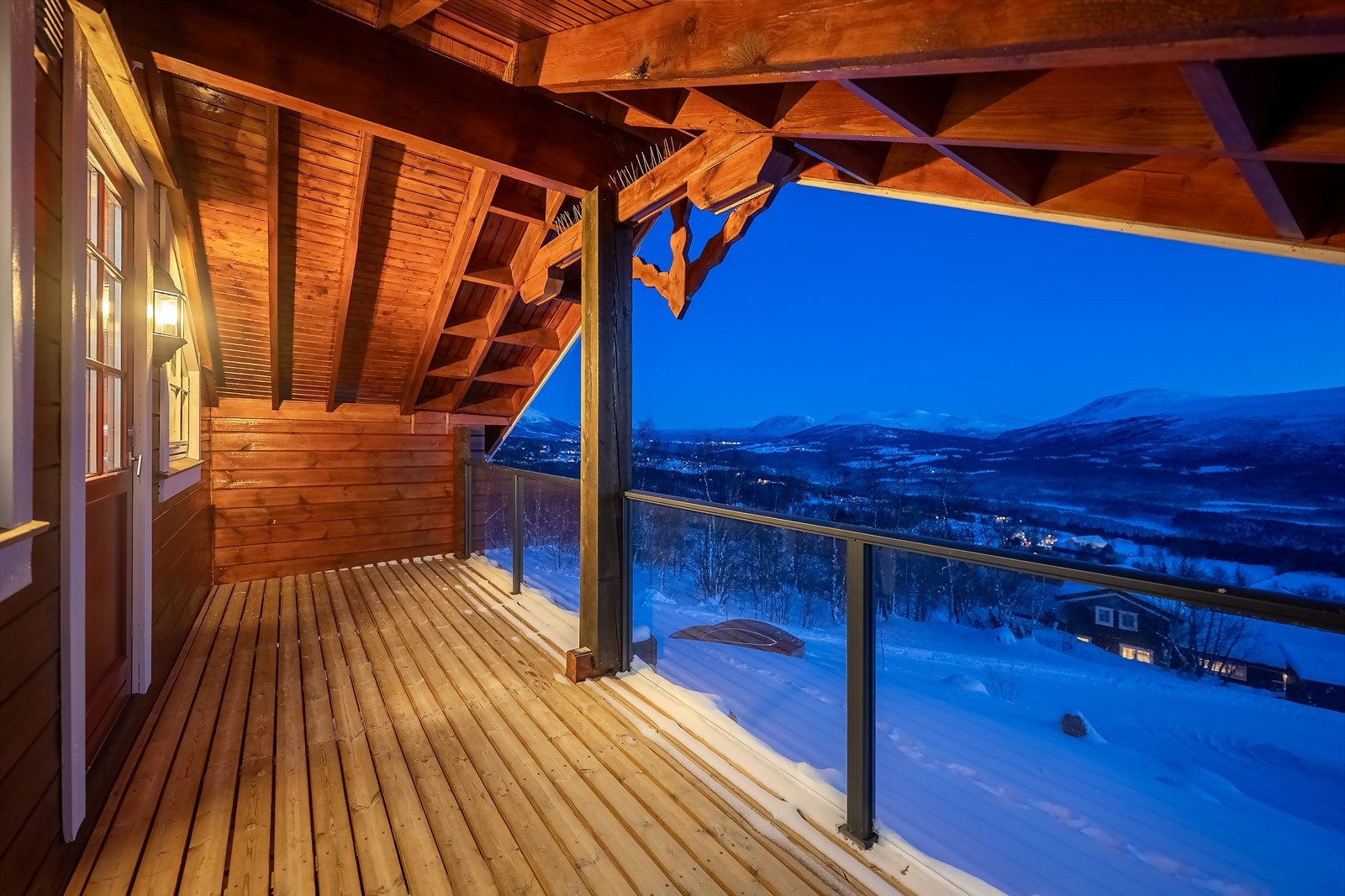 Takoverbygd balkong med god utsikt utover dalen Galleribilde