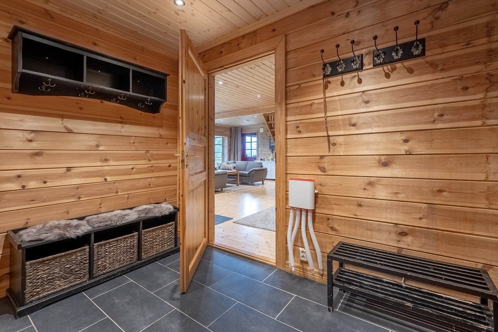 Velkommen inn! Romslig vindfang med flislagt gulv og varmekabler Galleribilde