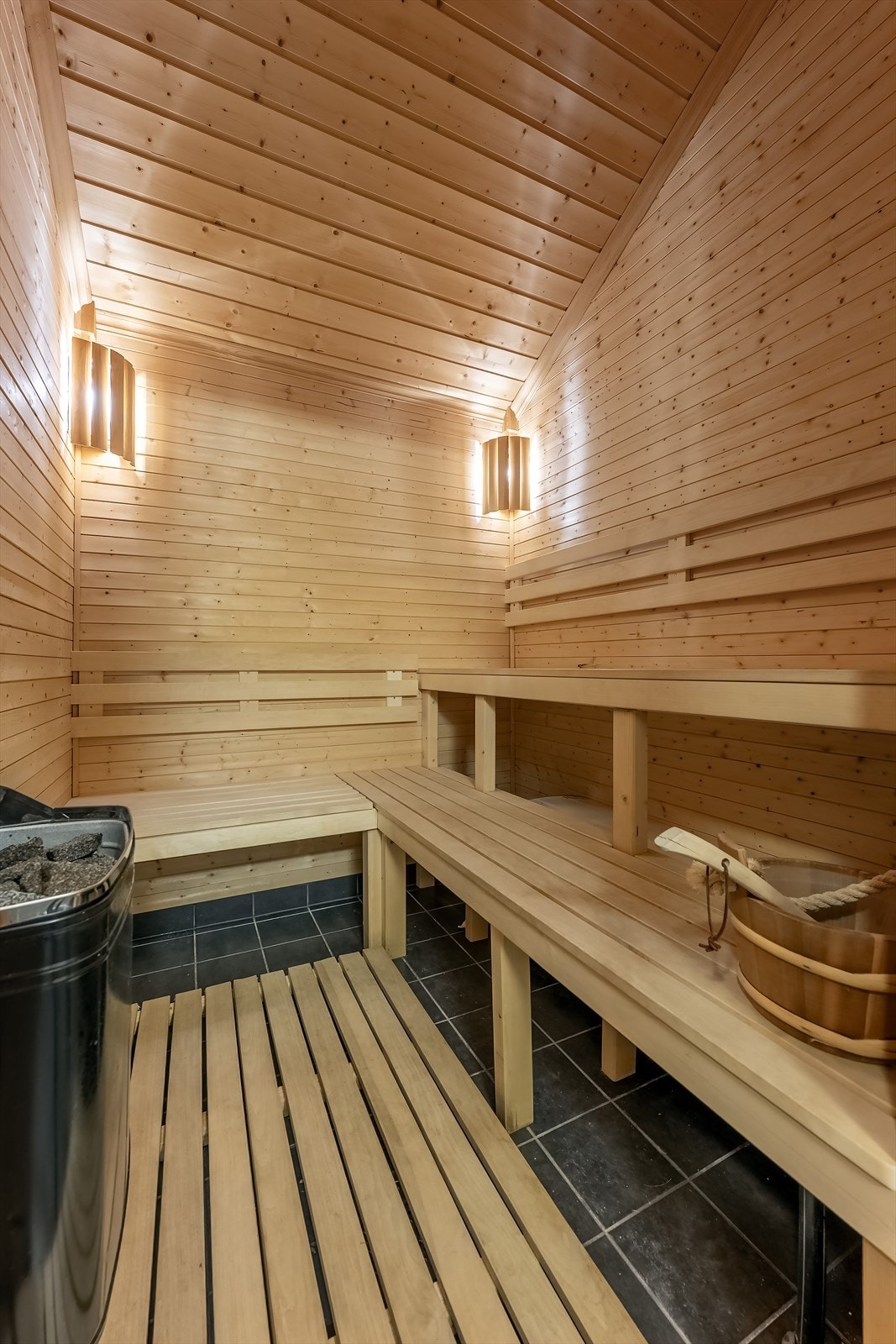 Badstu med elektrisk ovn og benk i to etasjer Galleribilde