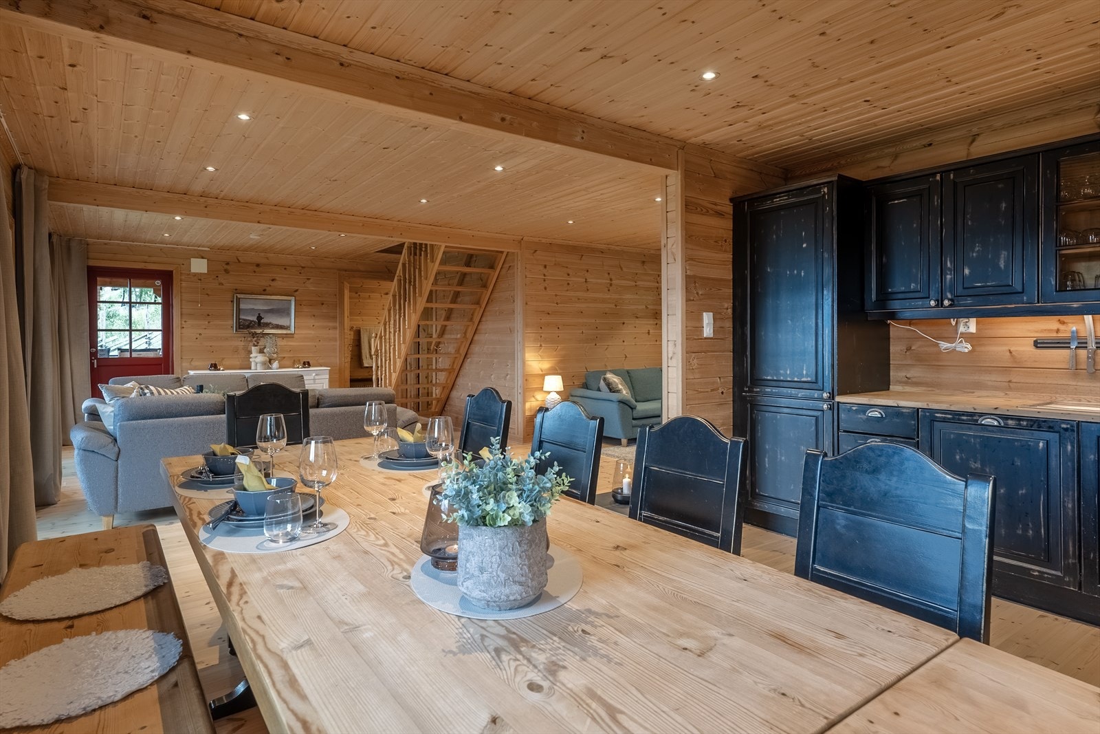 I motstatt ende av stua er det utgang til terrassen Galleribilde