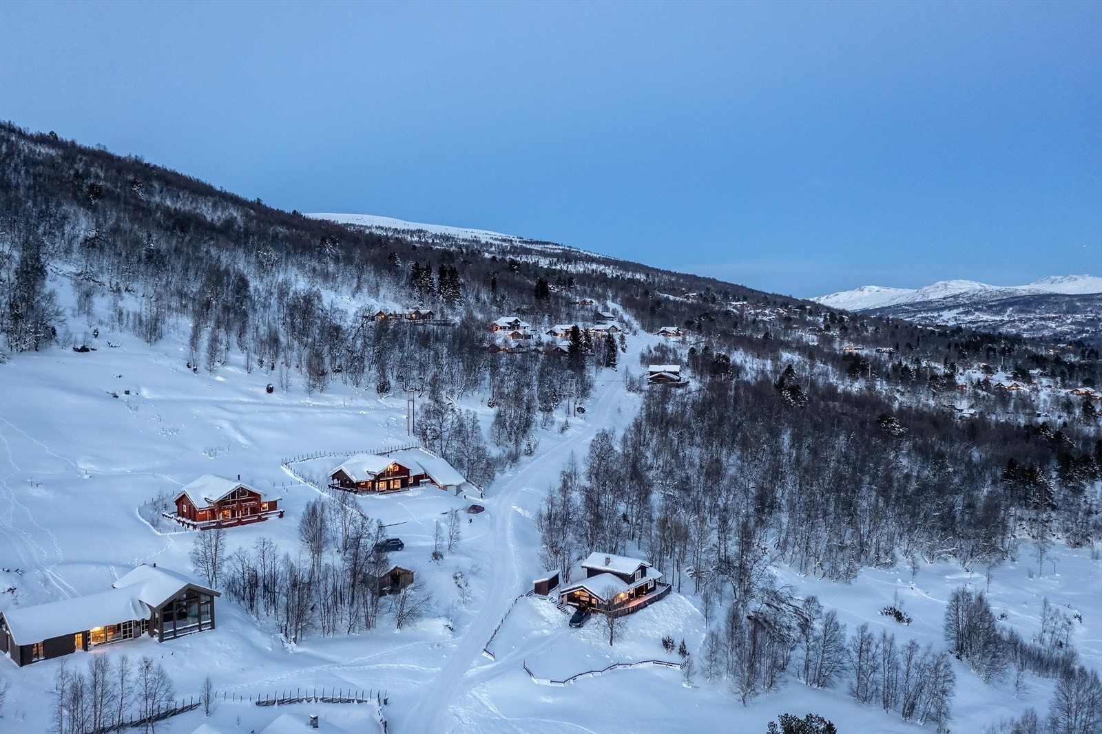 Eiendommen ligger i et meget attraktivt hytteområde ved Munkvollhovden/Hornlia ca. 14 km vest for Oppdal sentrum, med flott utsikt mot fjellene rundt dalen og omgivelsene for øvrig Galleribilde