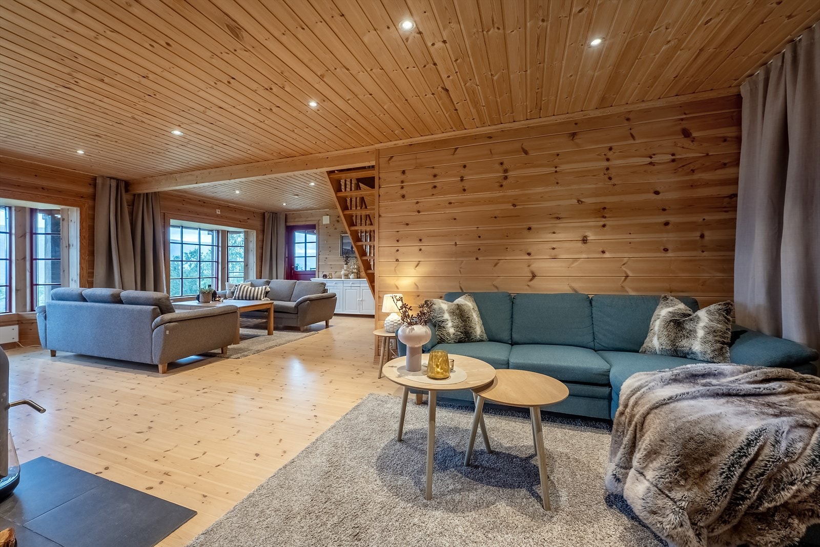 Hjertet i hytta er det store, åpne stue-/kjøkkenarealet på hele 53 m² Galleribilde