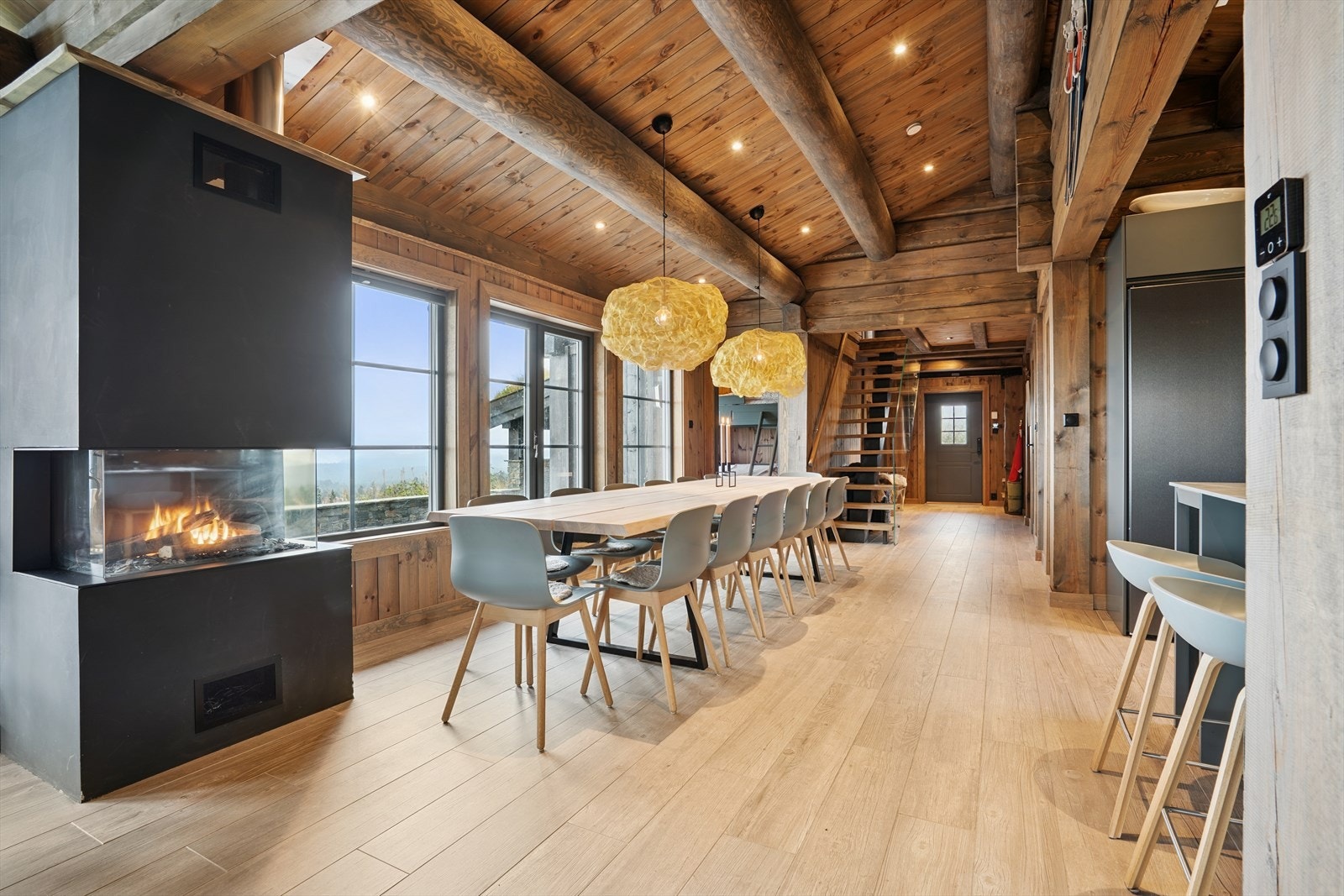 Fantastisk å kunne be med familie og venner å kose seg på denne meget stilfulle og innholdsrike hytta - god plass slik at man kan være mange samlet Galleribilde