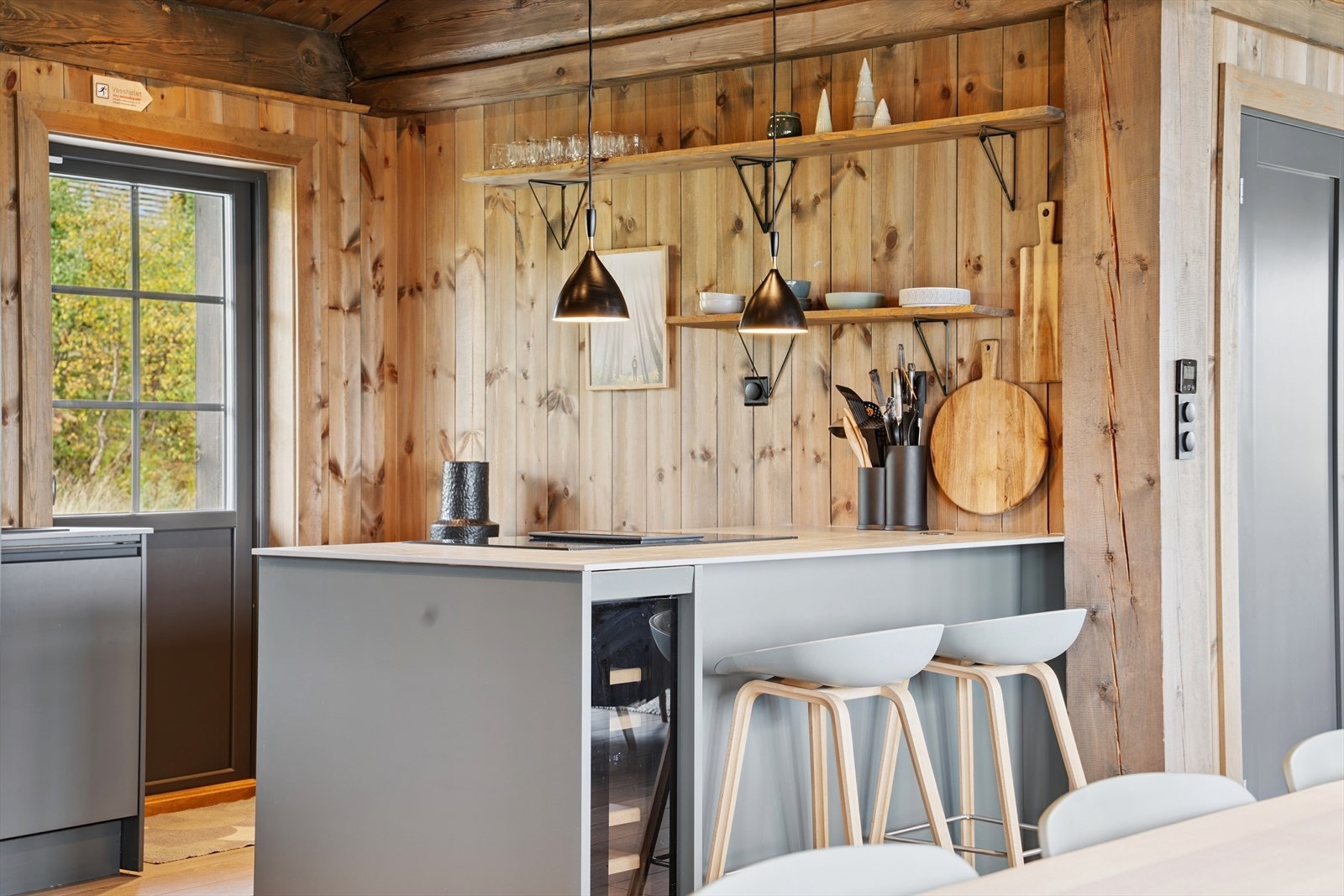 Her er det mye benkeplass til matlaging, og lagring i skuffer og skap. Galleribilde