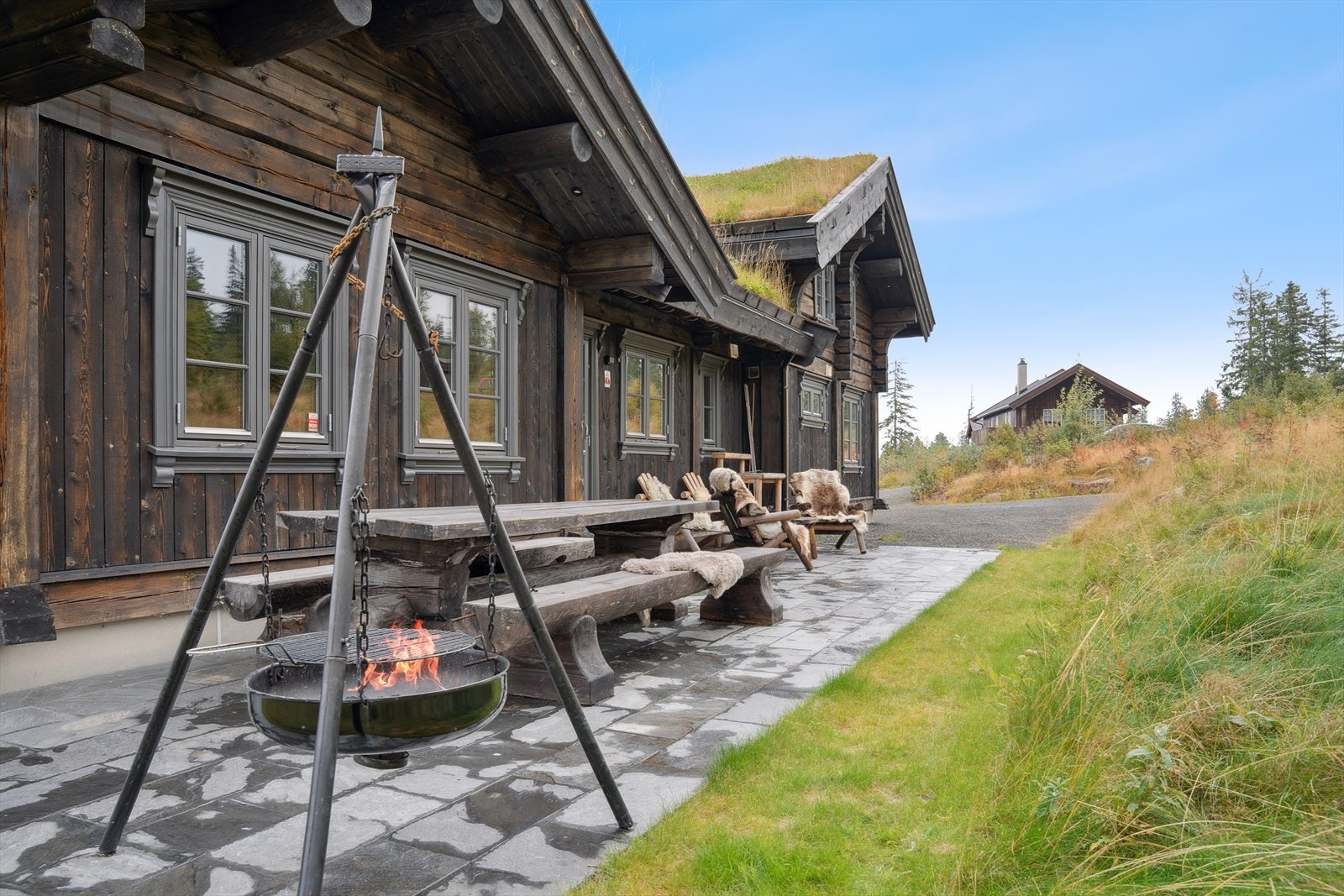 Her er det god plass til bålpanne, bord med benker og annet utemøblement. Galleribilde