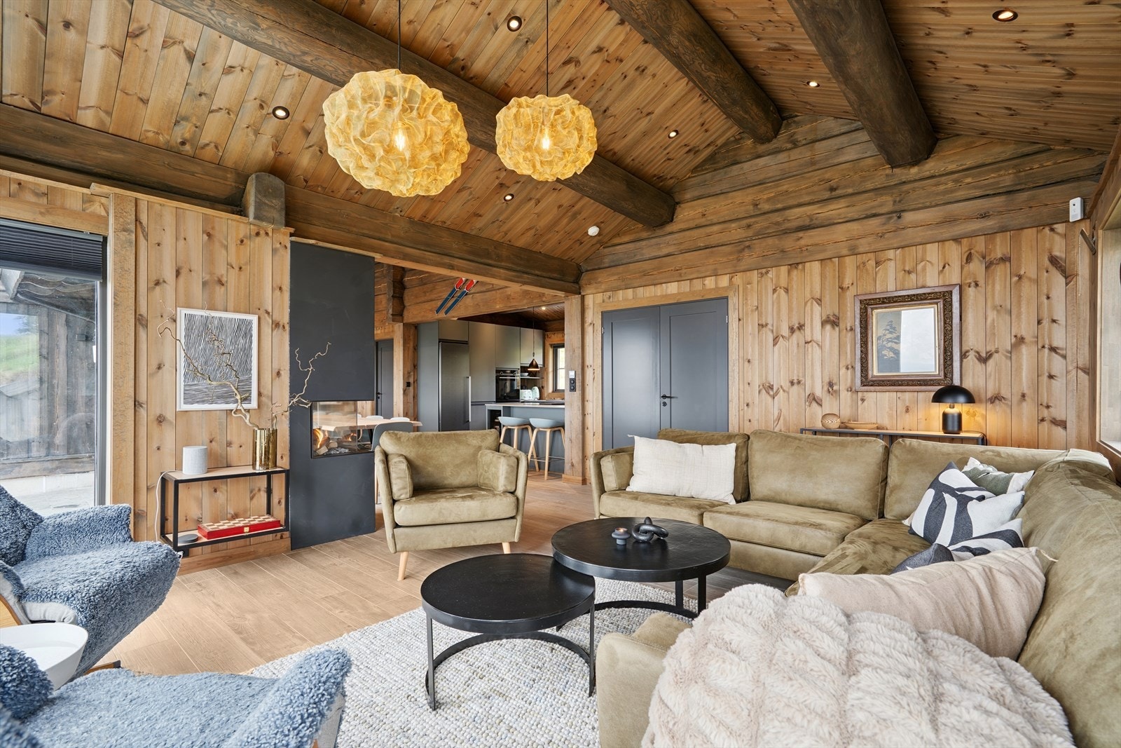 Stuen er i åpen løsning til kjøkken. Galleribilde