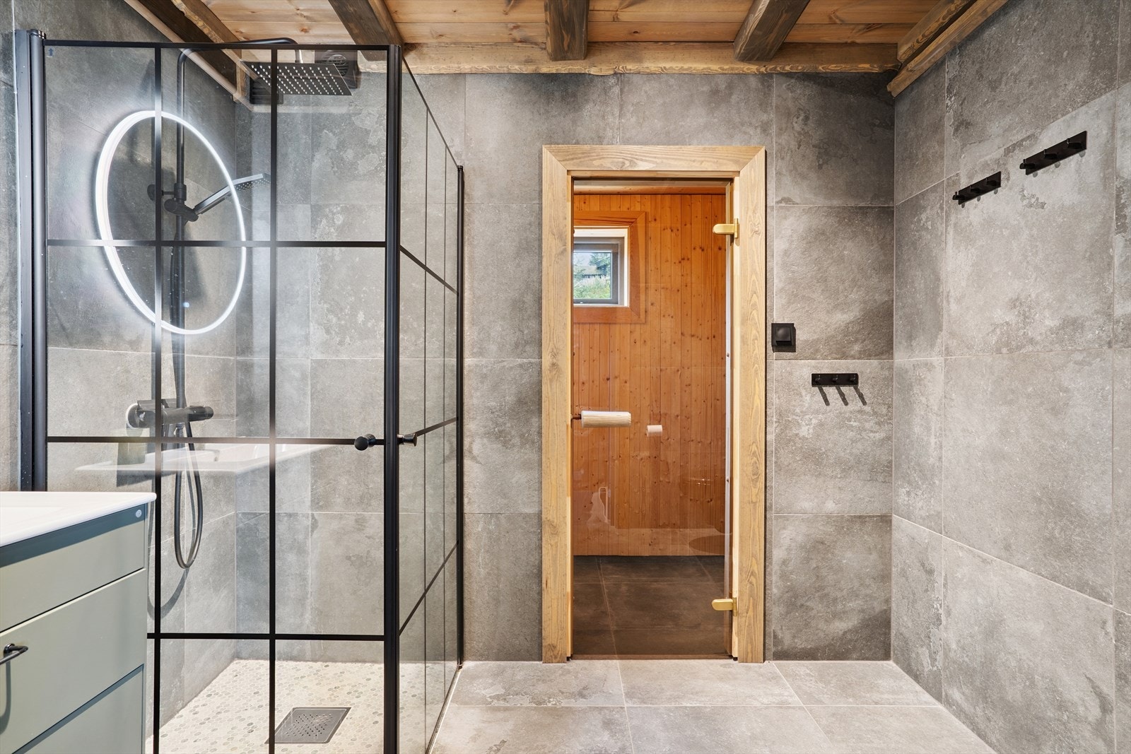 Flislagt baderom med gulvvarme og downlights. På badet er det adkomst til hyttens badstue. Galleribilde