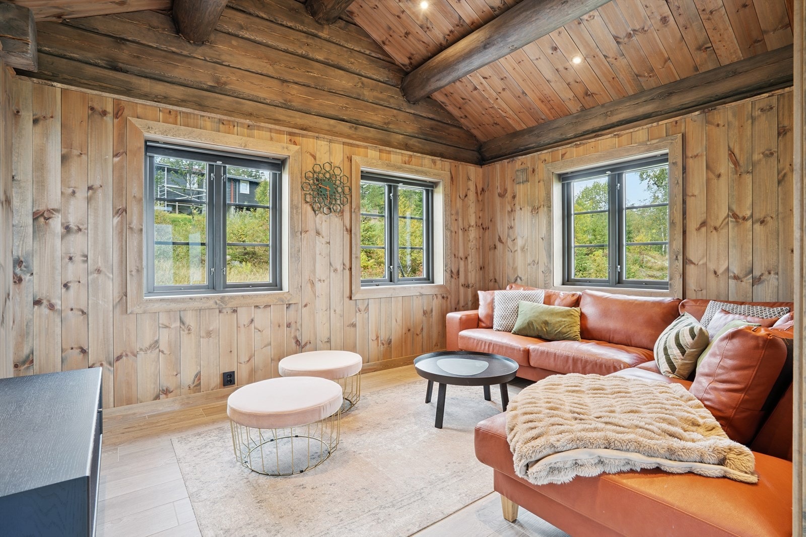 Koselig TV-stue med god plass til sofamøblement og TV-bord. Galleribilde