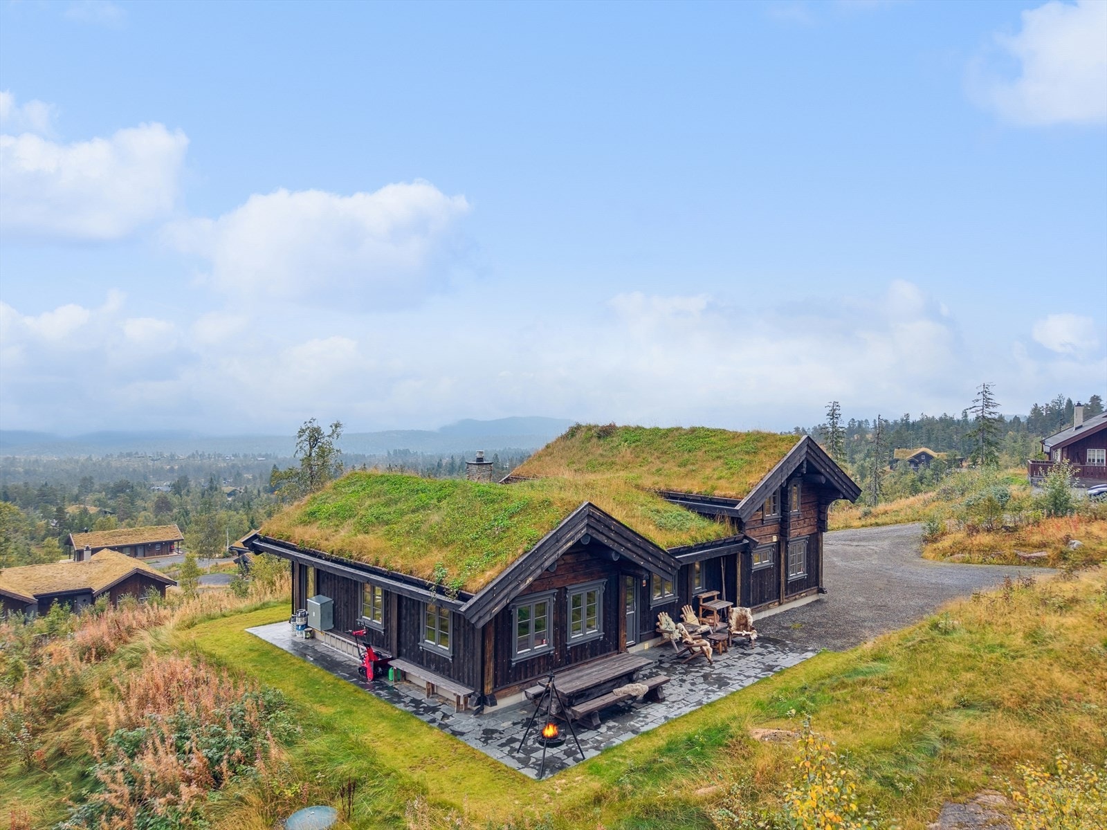 Selv om hytten ligger i et rolig og tilbaketrukket område, er det fortsatt gode forbindelser til omkringliggende tettsteder. Galleribilde