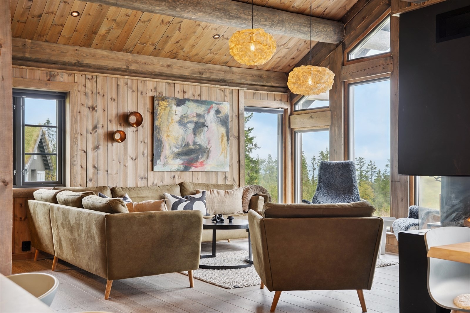 Pen stue med god plass til sofamøblement. Galleribilde