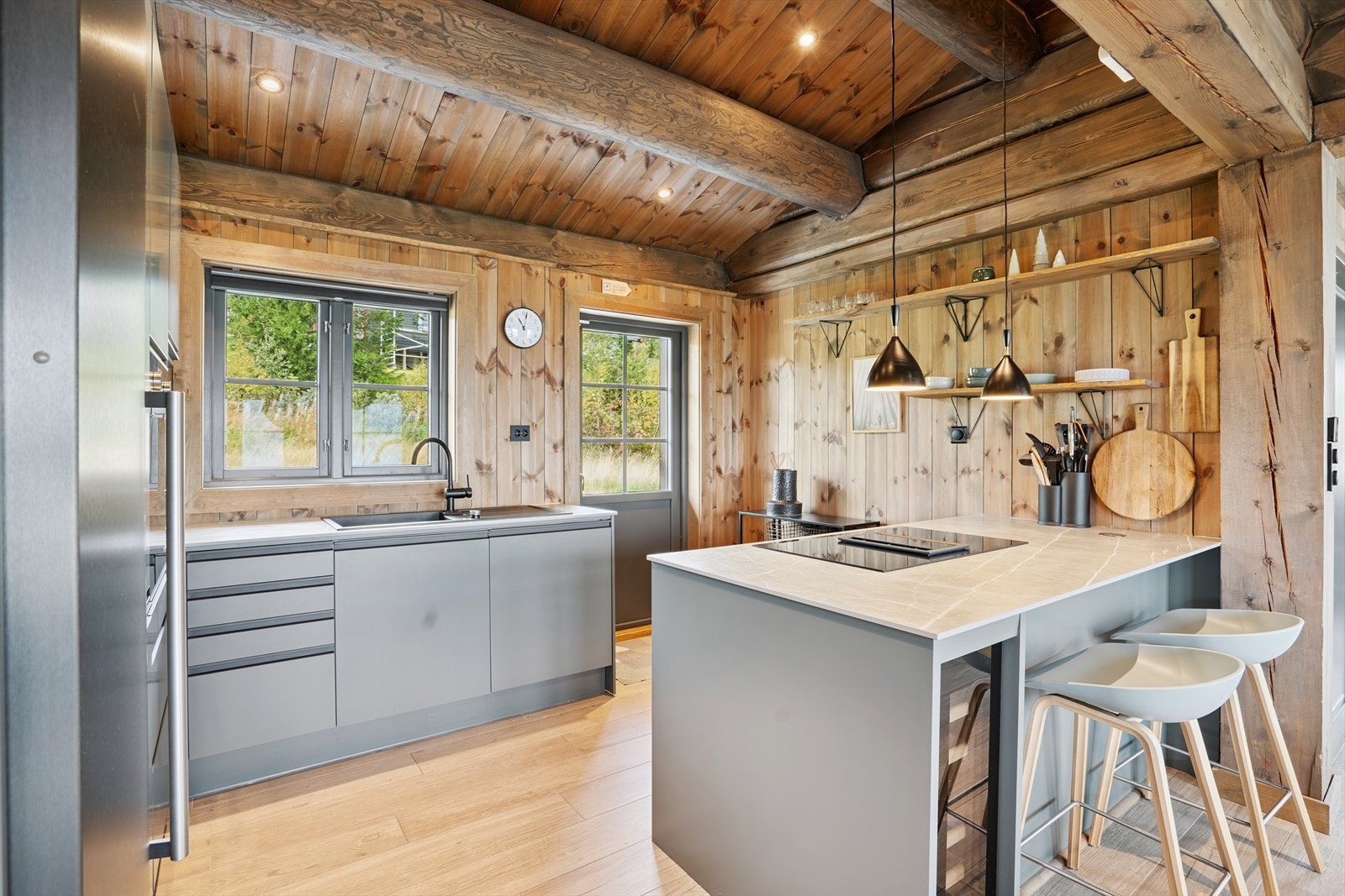 Kjøkkenet er utstyrt med integrerte hvitevarer som keramisk koketopp med integrert ventilator, stekeovn, vinskap, fryseskap og oppvaskmaskin. Galleribilde