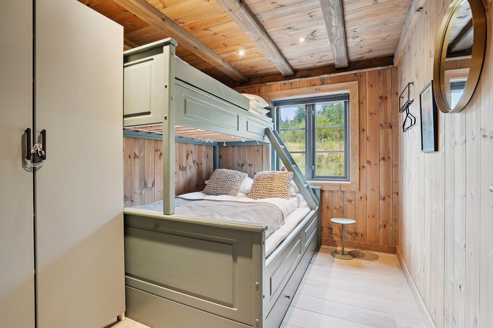 Hytten har 5 gode soverom, fordelt på to etasjer. Galleribilde