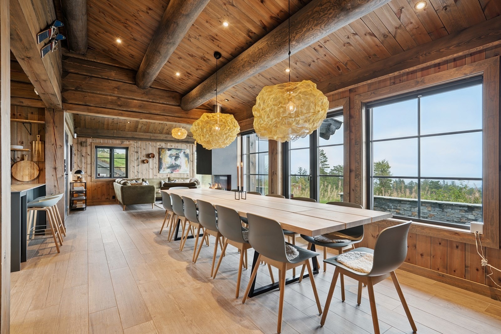 Her kan man nyte utsikten under gode måltider. Galleribilde