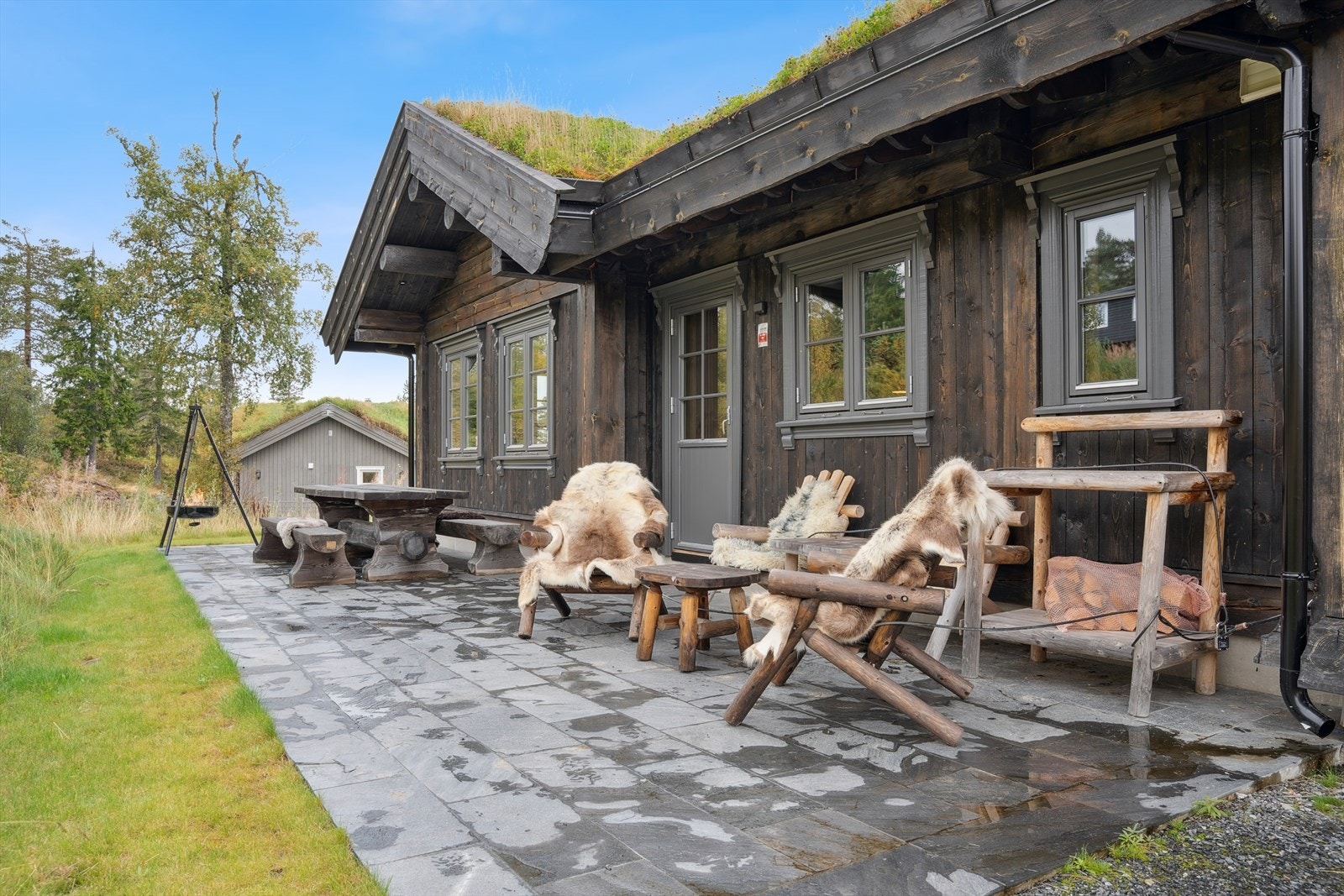 Det er utgang til en romslig terrasse på ca. 35 kvm fra kjøkkenet. Galleribilde