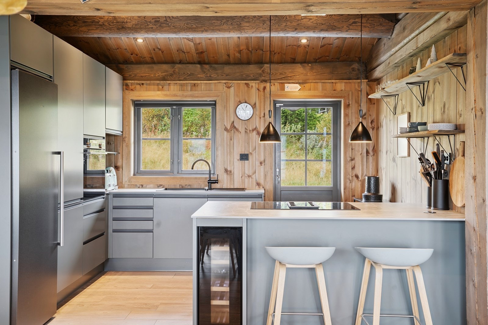 Delikat, slett kjøkkeninnredning med kompositt benkeplate. Det er adkomst til en romslig terrasse fra kjøkken. Galleribilde