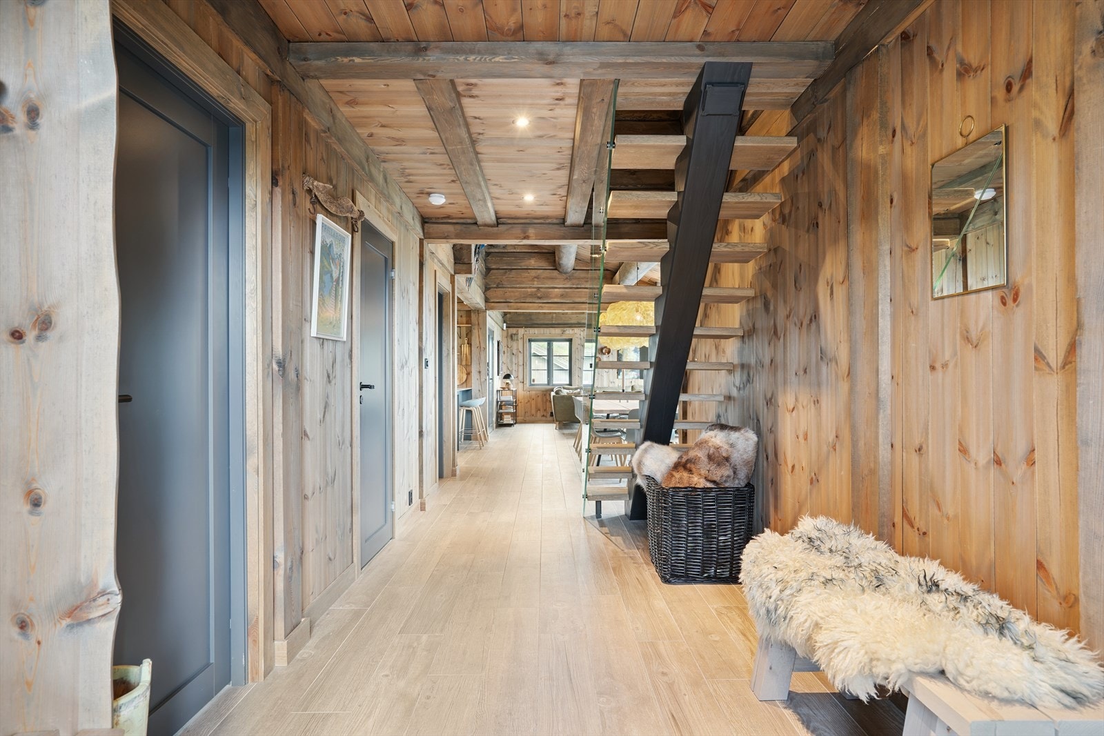 Romslig entré. Her er det god plass til å ta av seg yttertøy og sko. Galleribilde