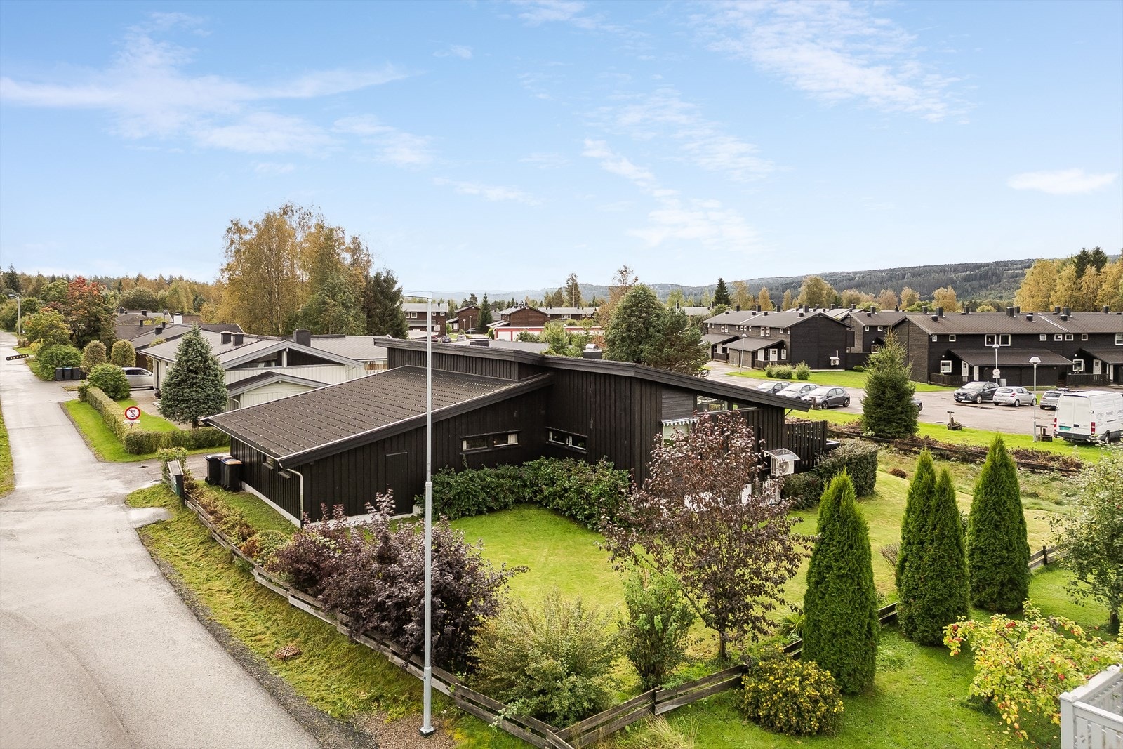 Elverum sentrum, med alle byfasiliteter, ligger ca. 2,8 km fra eiendommen og det er godt tilrettelagt med gang- og sykkelsti hele veien inn. Galleribilde