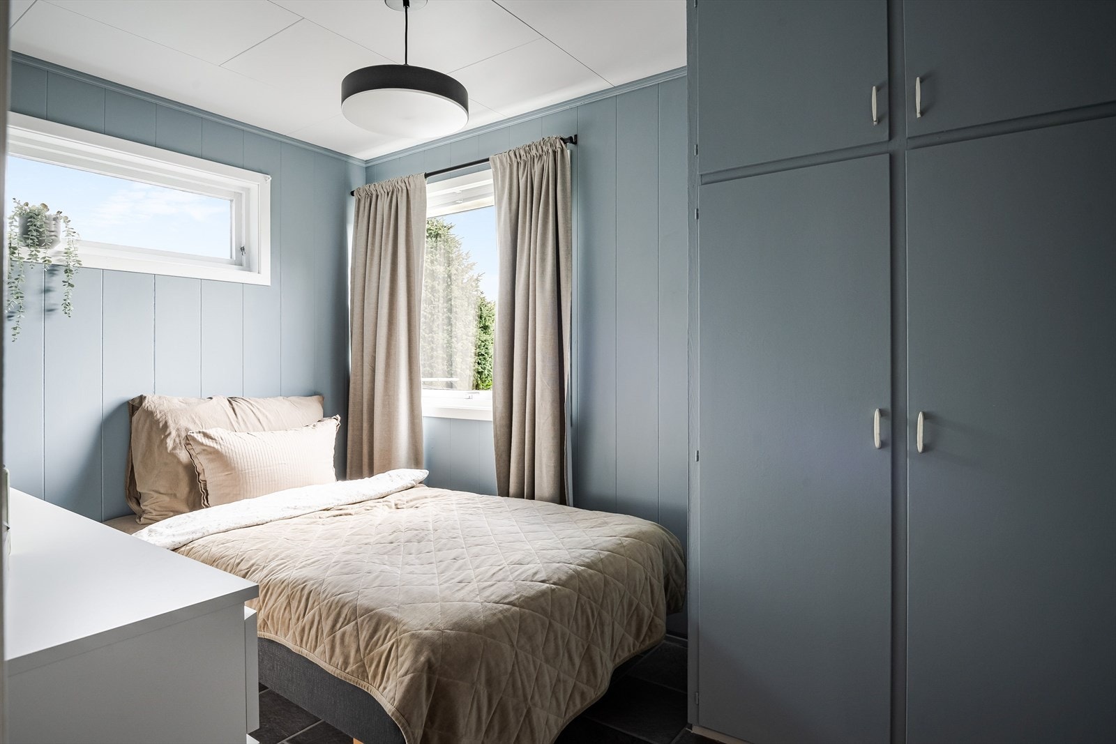 Soverom 2 har også godt med oppbevaringsplass i integrert garderobeskap. Galleribilde