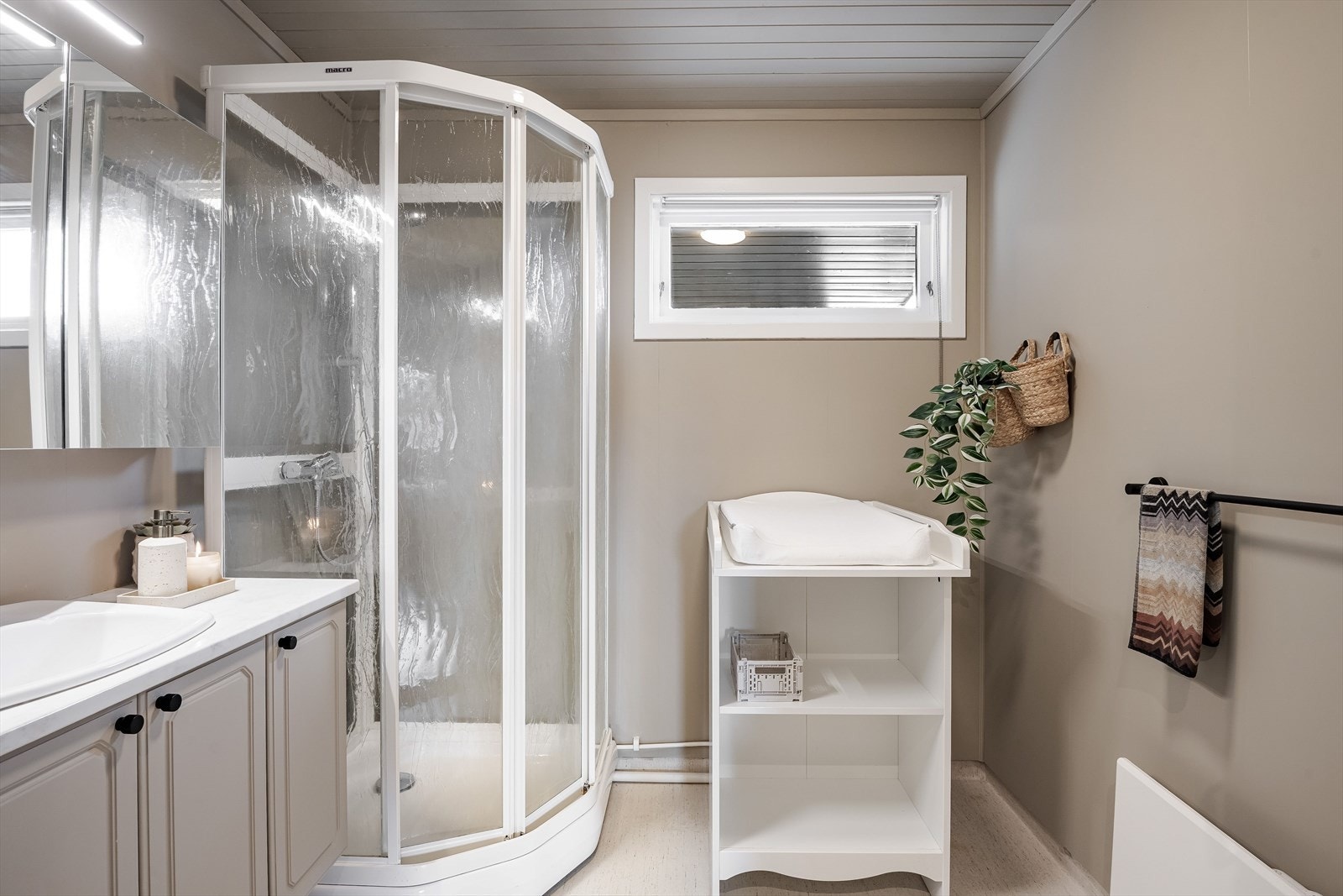 Baderom i 1.etasje nyere våtromsbelegg på gulv fra 2016. Våtromsplater på vegg ble malt med våtromsmaling i 2025. Galleribilde