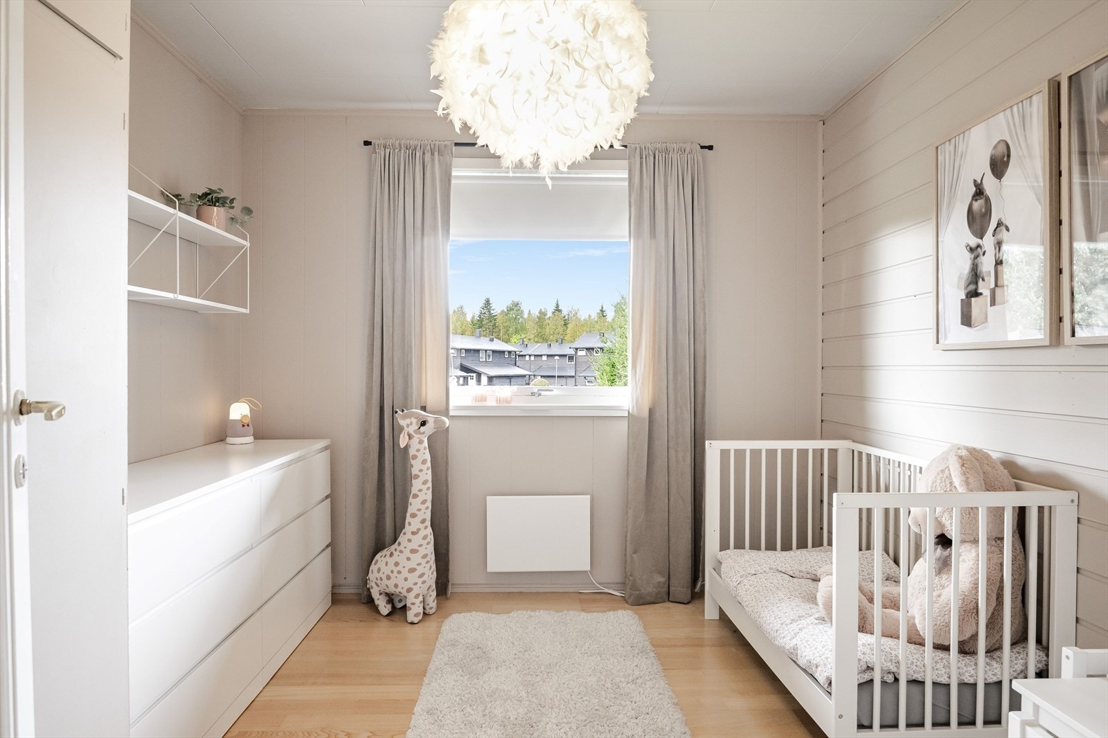 Lyst og pent soverom 3 som i dag er innredet som barnerom. Galleribilde