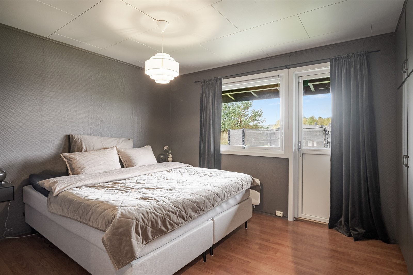 Lyst og pent hovedsoverom med god plass til dobbeltseng. Integrerte garderobeskap. Galleribilde