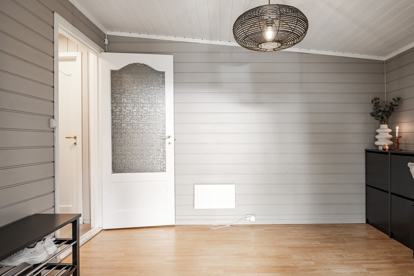 Entreen er malt i fine lyse toner og gir en god og lun atmosfære. Galleribilde