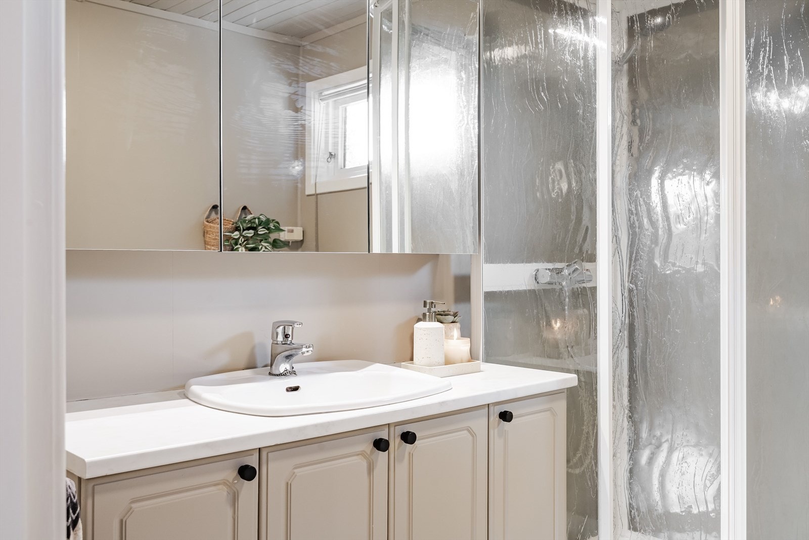 Baderomsinnredning og dusjkabinett er fra ca. 2016. Galleribilde