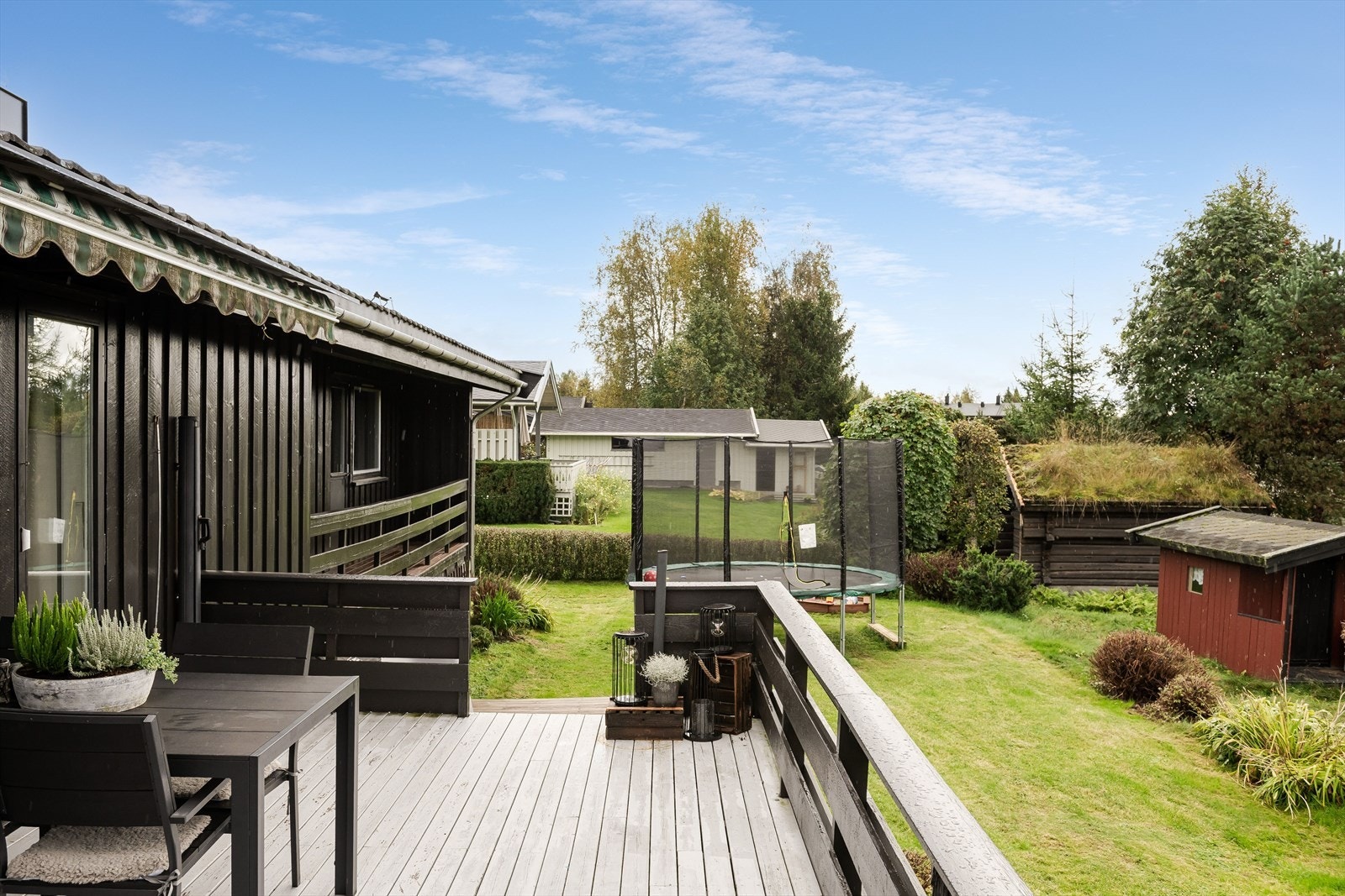 Hagen er stor har god plass til både trampoline og sandkasse, her kan man nyte mange fine soltimer med lek og moro! Galleribilde