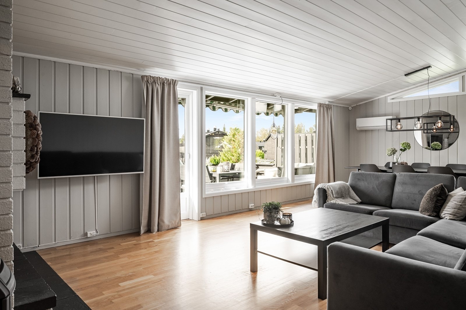 Eiendommen er bebygd med en arkitekttegnet enebolig fra 1979, inntilbygget garasje og lekestue fra ca. 1980. Tidligere carport ble ombygget til del m/ soverom og gang/entre i 1987. Det gjøres oppmerksom på at soverommet ikke er godkjent for variig opphold Galleribilde