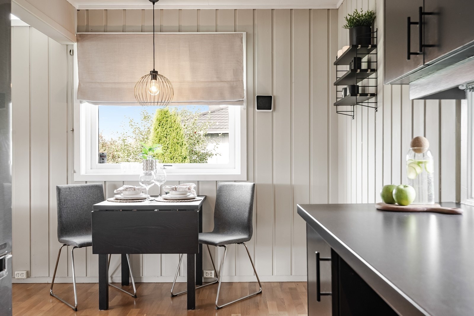 Kjøkkenet har plass til en koselig spisegruppe ved vinduet. Galleribilde