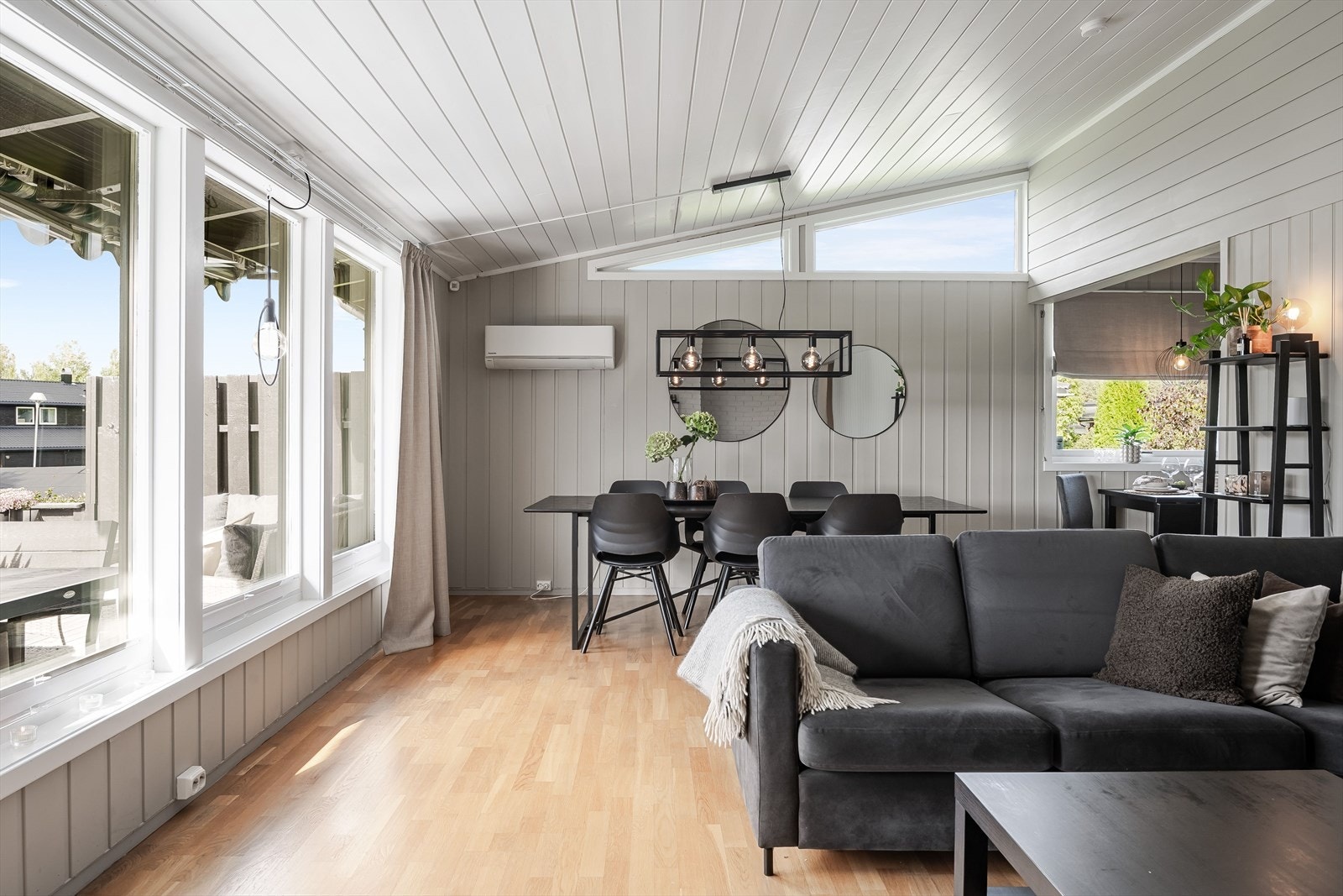 Stuen er et utmerket samlingspunkt for hele familien med stort spisebord og dels åpen løsning til kjøkkenet. Galleribilde