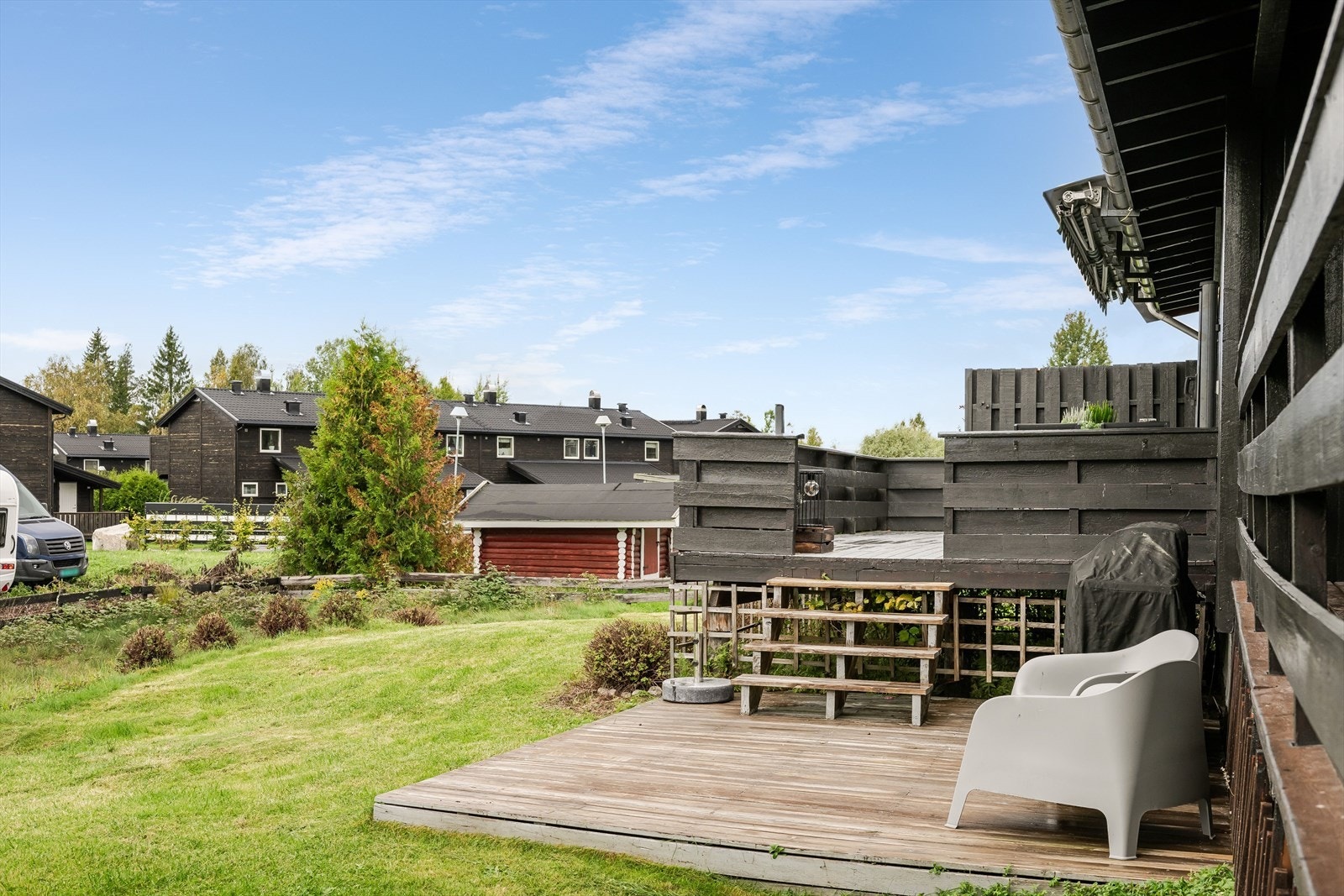 Fra terrassen er det adkomst til terrasseplatting og hage. Hagen er pent opparbeidet med plen og noe beplantning. Galleribilde