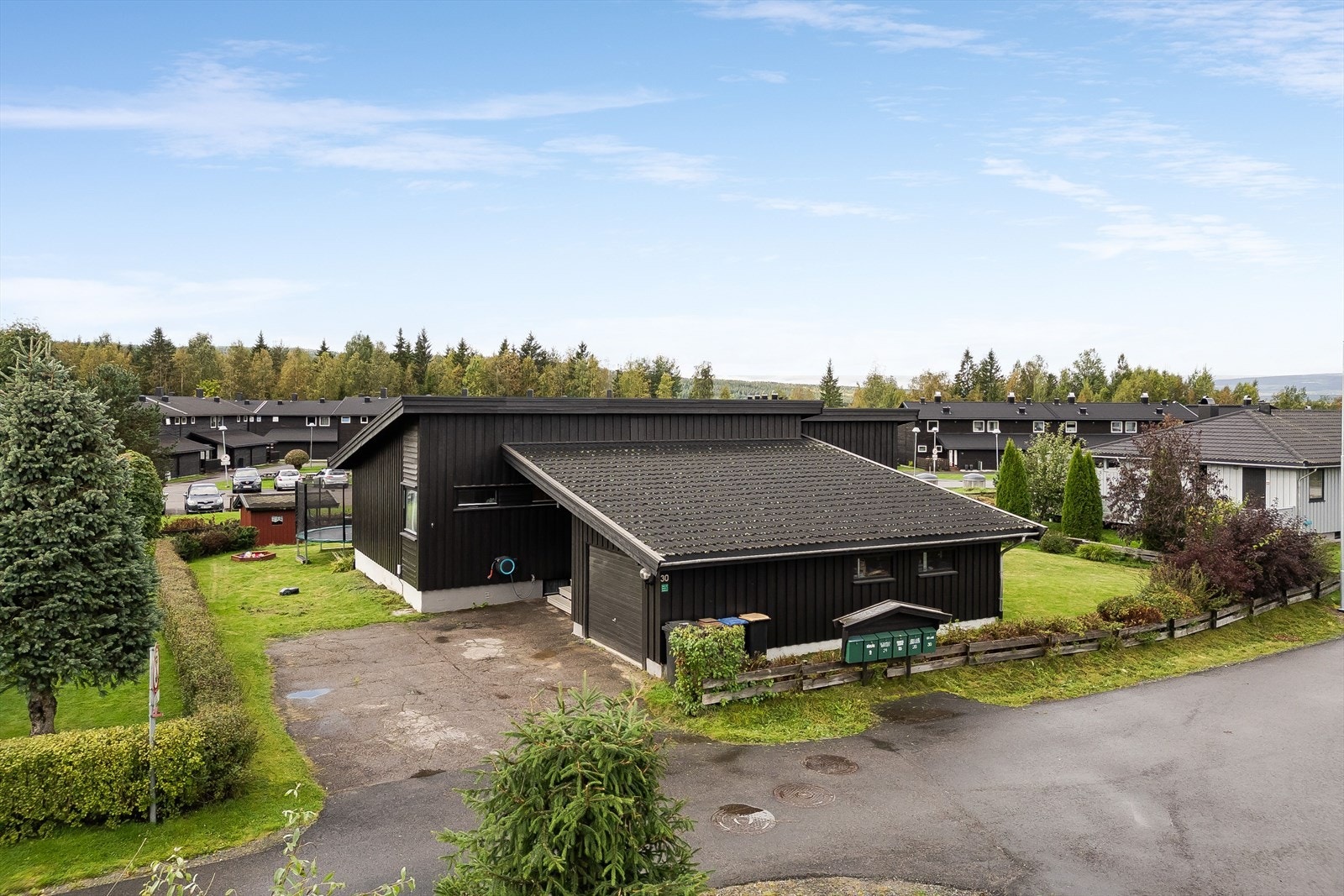 For de turglade er det ikke lange veien til Svartholtet med mange fine tur- og sykkelstier. På vinterstid er det oppkjørte skiløyper i samme stinett. Galleribilde