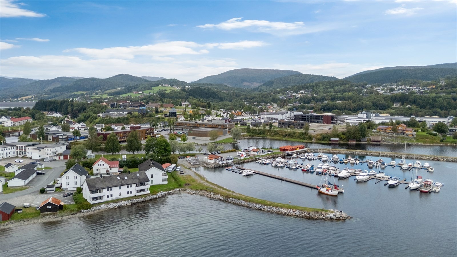 I sentrum av Kyrksæterøra finner du flere dagligvarebutikker, bakeri, restauranter, butikksenter, treningssenter, småbåthavn m.m. Galleribilde