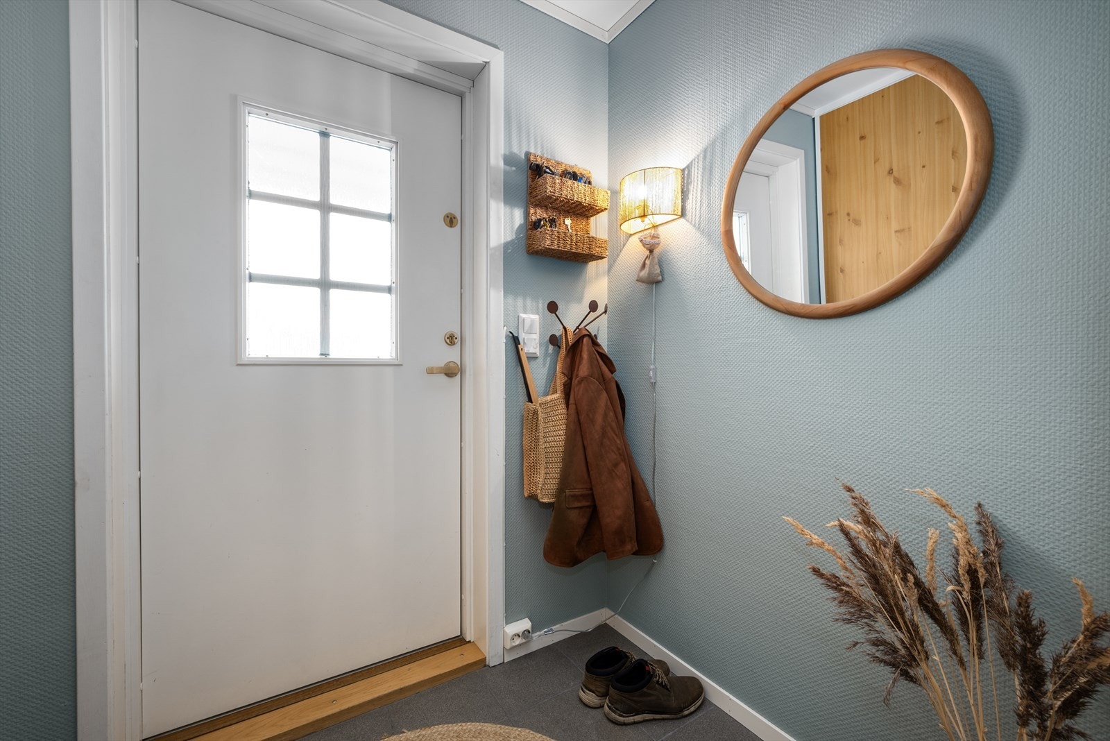 Du kommer inn i entreen med videre adkomst til stue, kjøkken, bad, 2 soverom, og bod/teknisk rom. Galleribilde