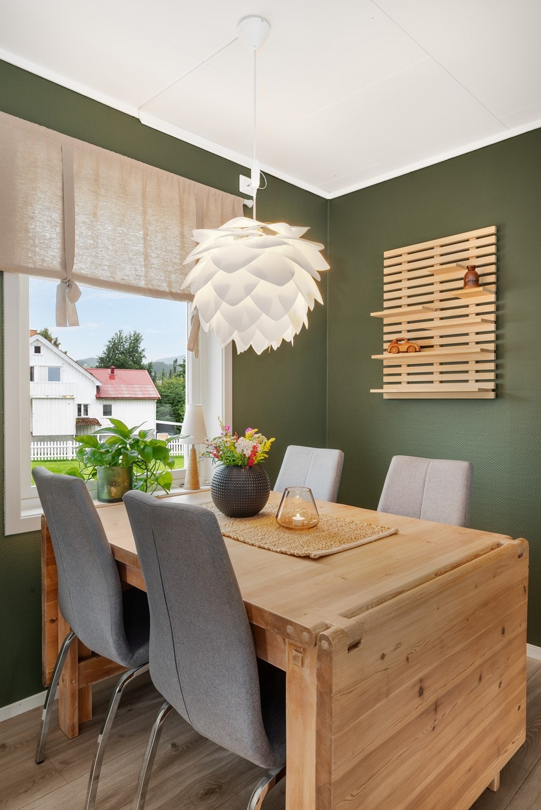 Ved vinduet er det plass for spisebord. Galleribilde