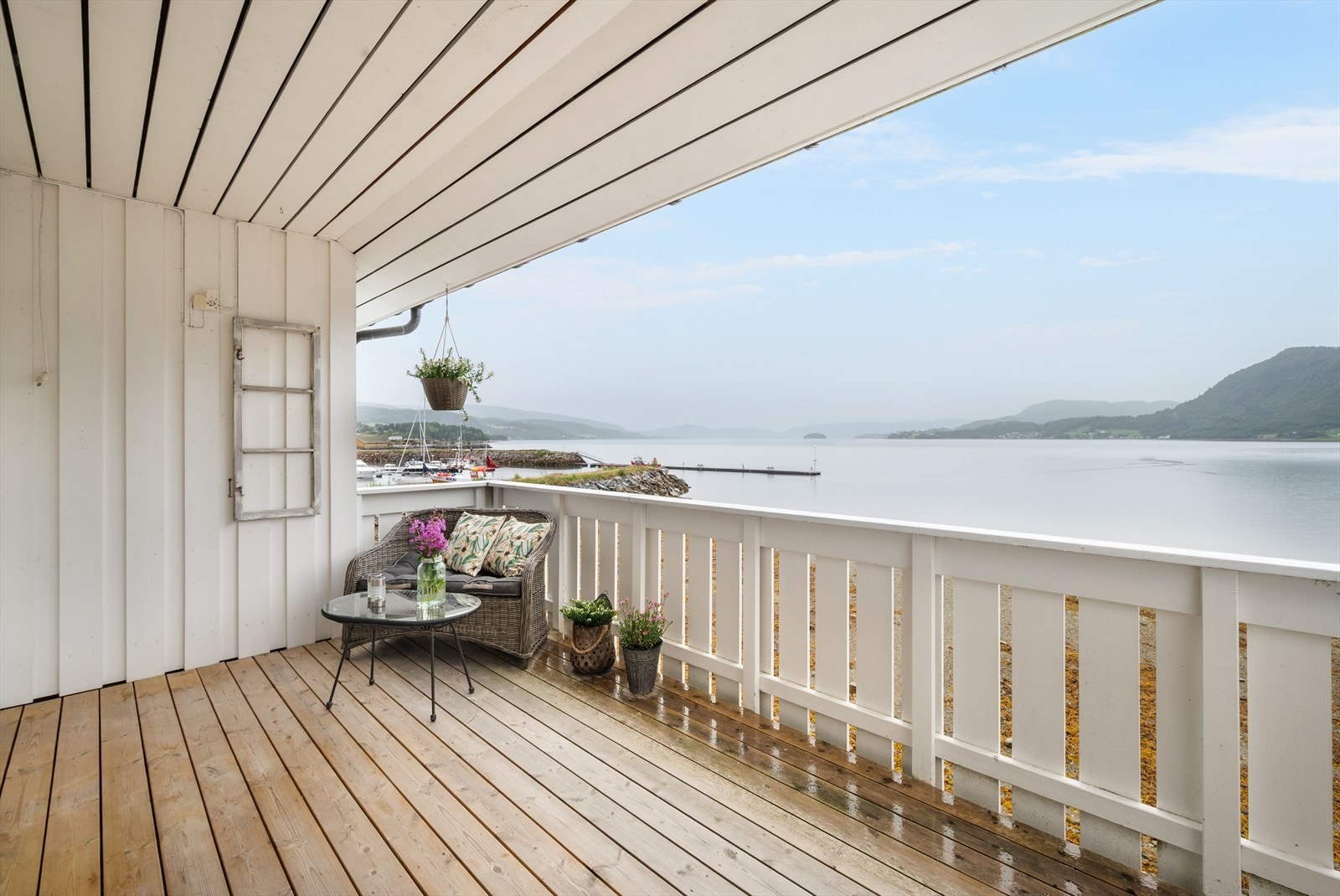 Her er det fint å ta med kaffekoppen ut på varme sommerdager. Overbygget bidrar til at uteplassen også kan benyttes på dager med litt dårligere vær. Galleribilde