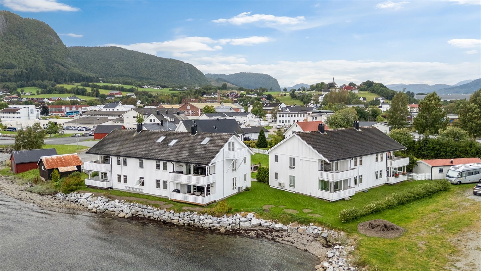 Fra eiendommen er det gangavstand til både skole, barnehager, idrettsanlegg og sentrum med et stort utvalg servicefunksjoner. Galleribilde