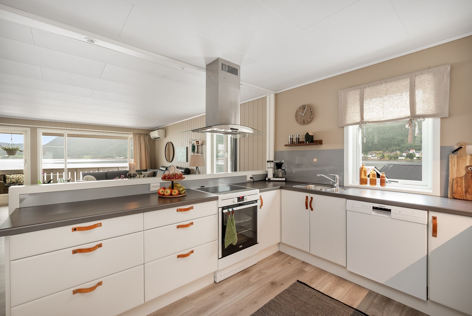 Lyst og stilrent kjøkken med god oppbevaringsplass i over- og underskap. Galleribilde