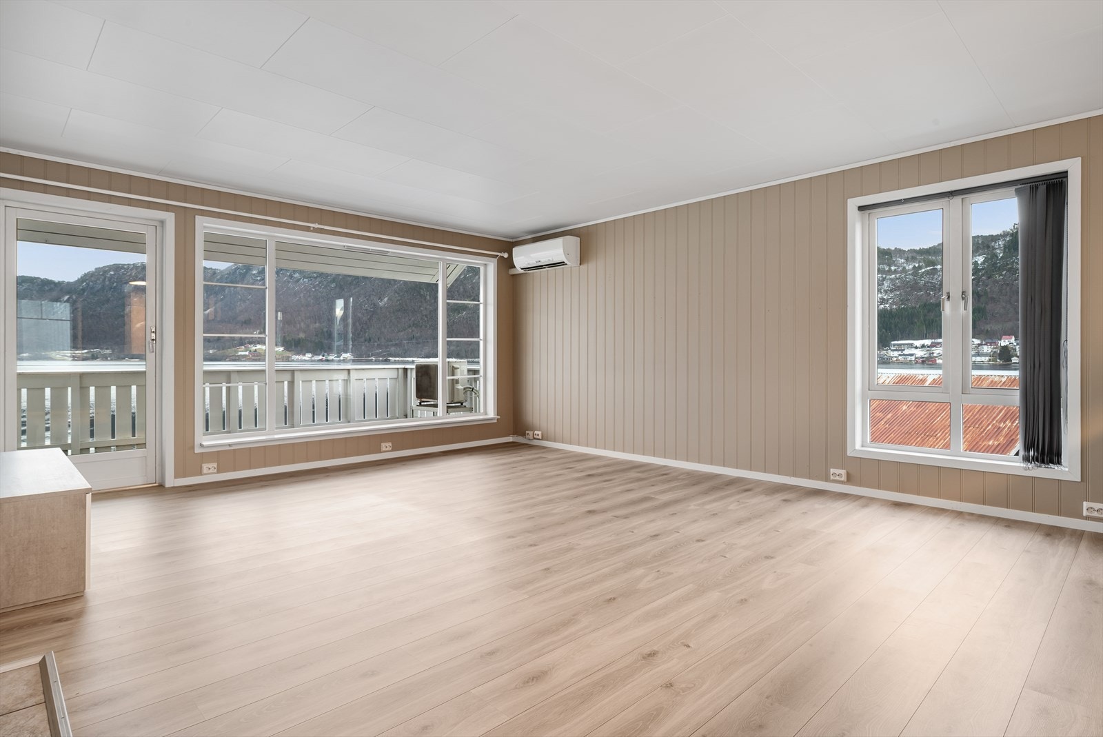 De store vindusflatene gir godt naturlig lys inn samtidig som det ivaretar utsikten. Galleribilde