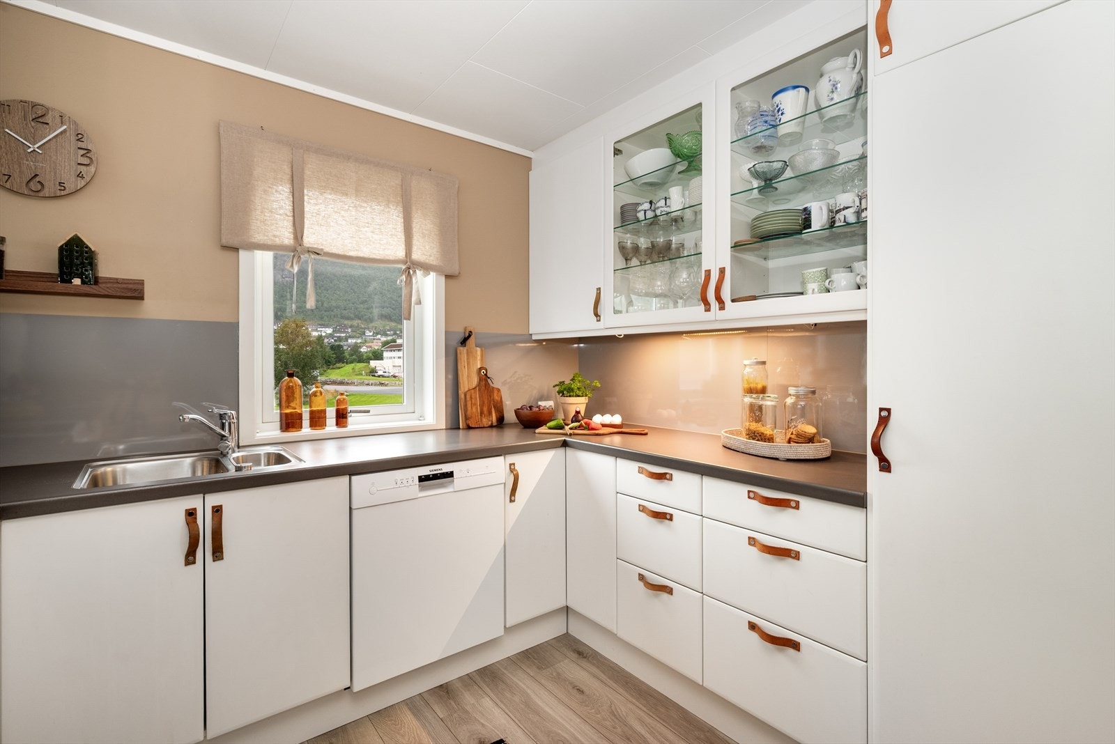 Innredning med komfyr, delintegrert oppvaskmaskin og integrert kjøleskap medfølger i handelen. Galleribilde