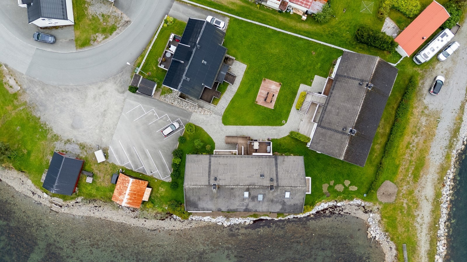 Det medfølger garasjeplass i felles garasjerekke oppført i 2020. Det er i tillegg en fast oppstillingsplass for bil like utenfor leiligheten. Galleribilde